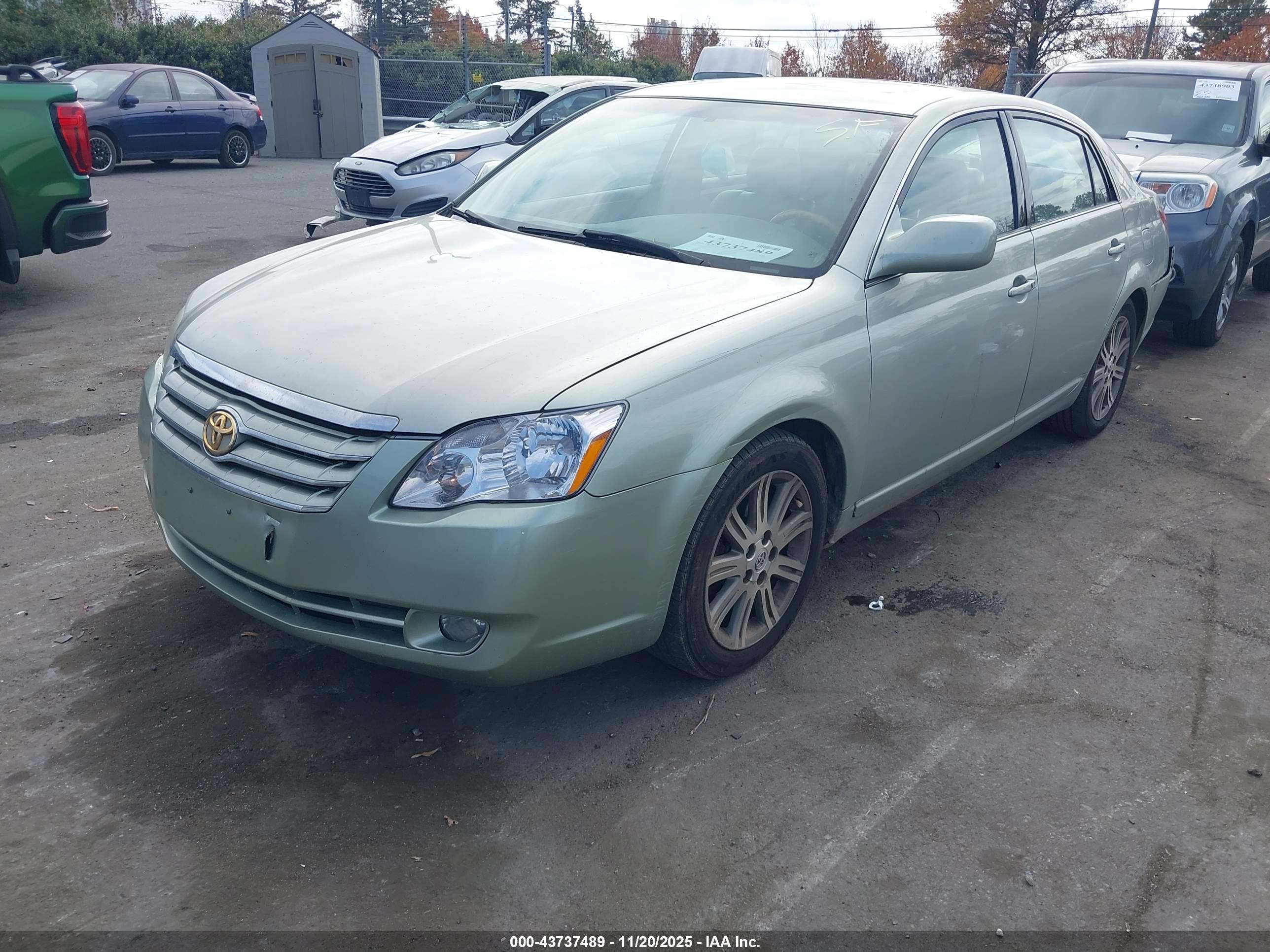 TOYOTA AVALON image 2