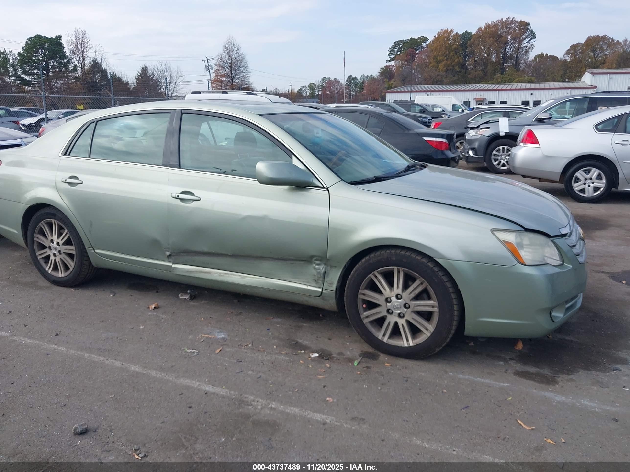 TOYOTA AVALON image 6