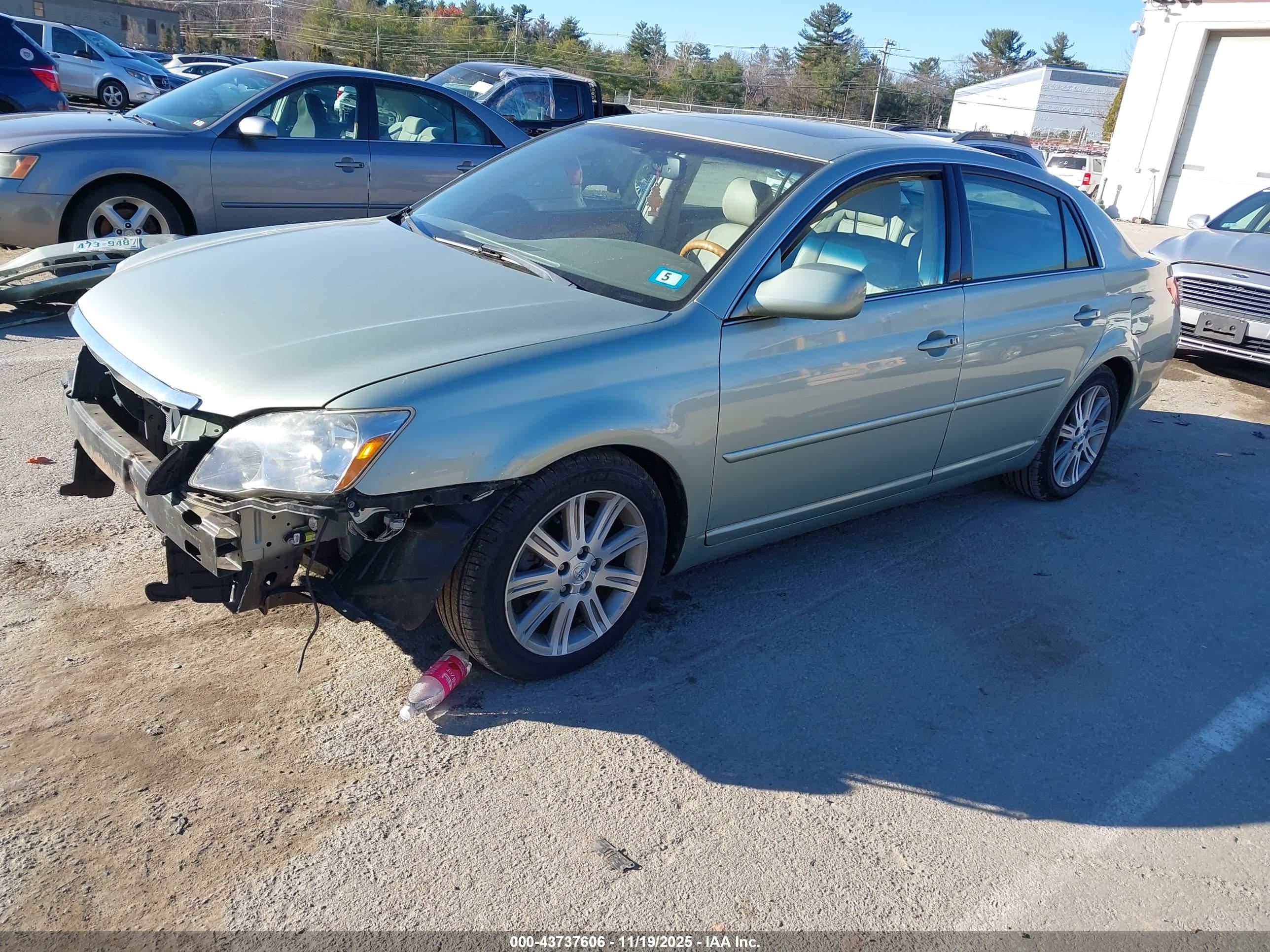 TOYOTA AVALON image 2