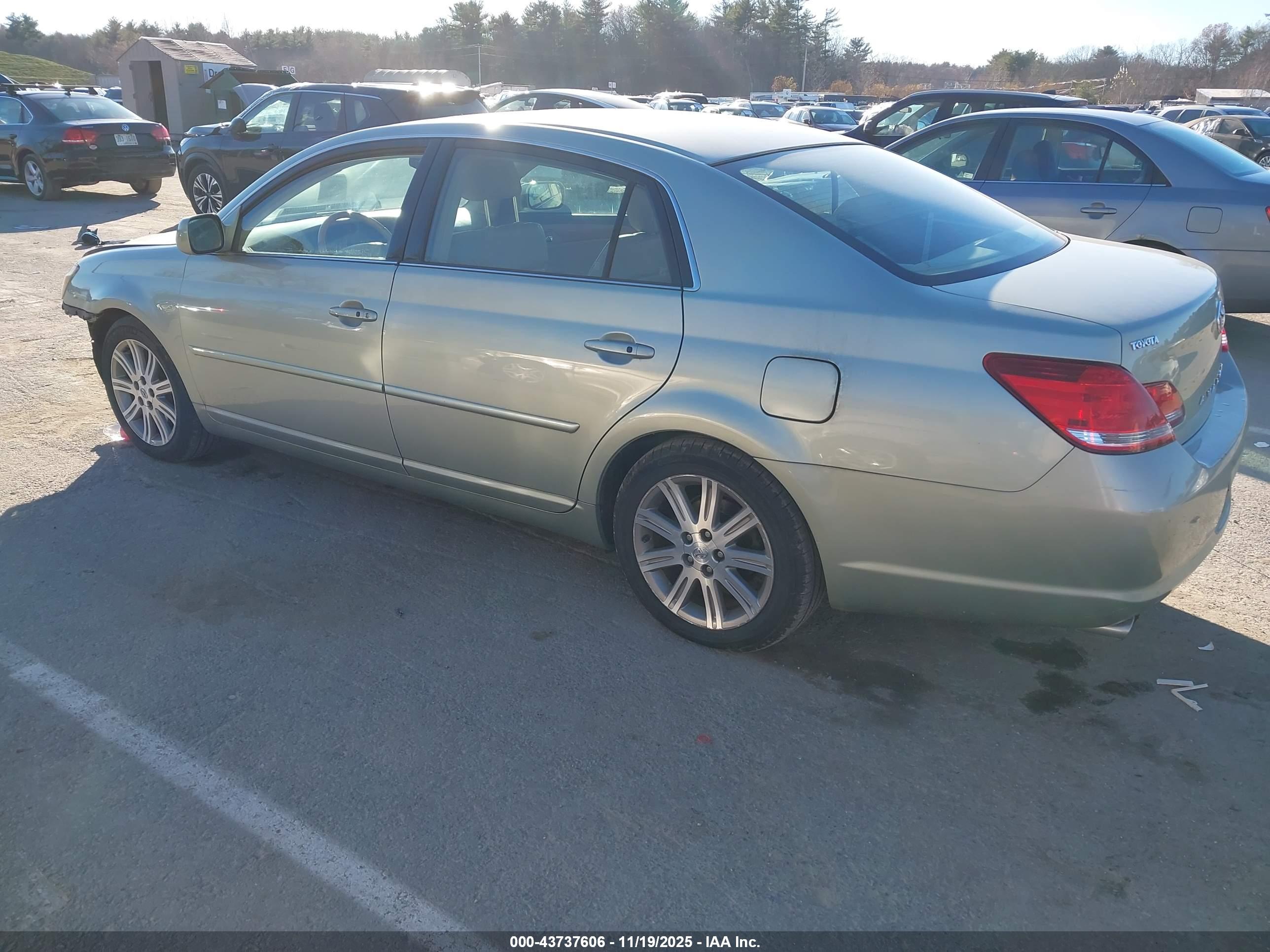 TOYOTA AVALON image 3