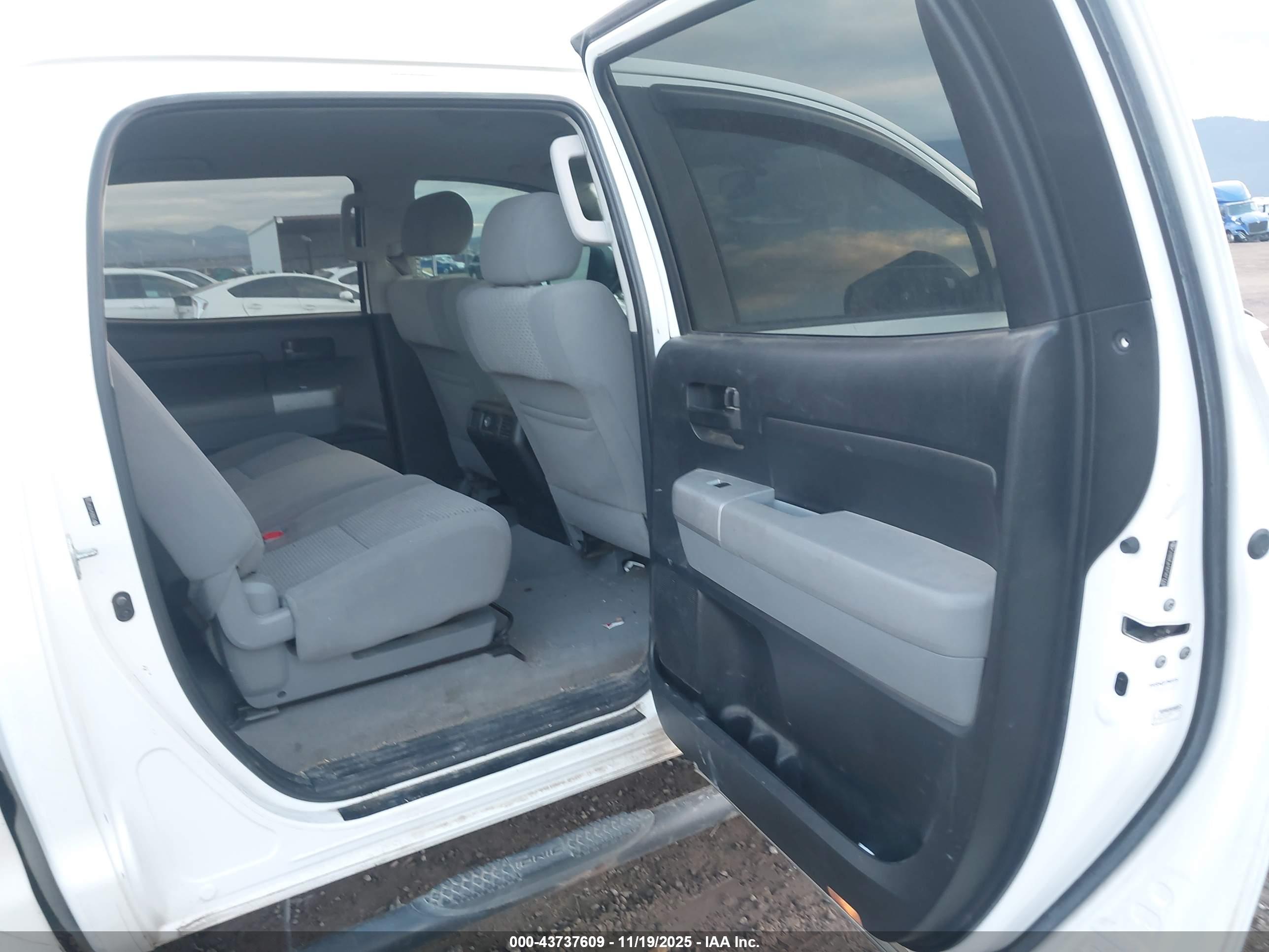 TOYOTA TUNDRA image 8