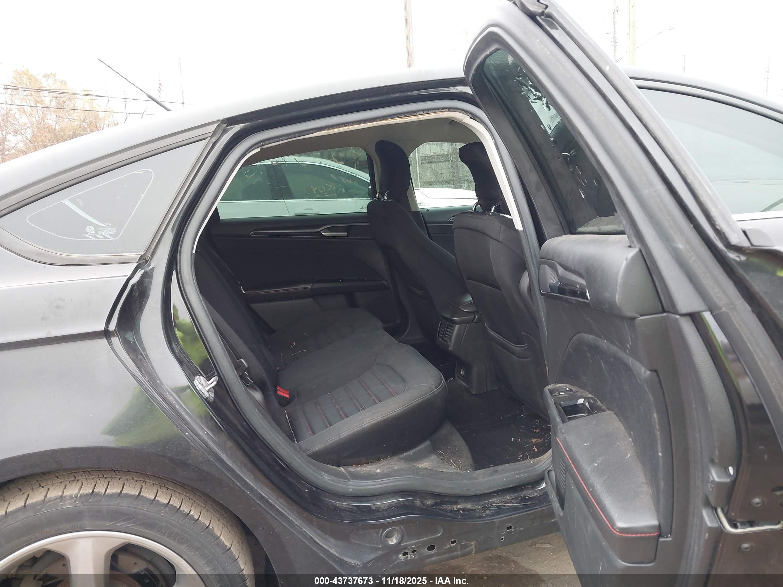 FORD FUSION image 8