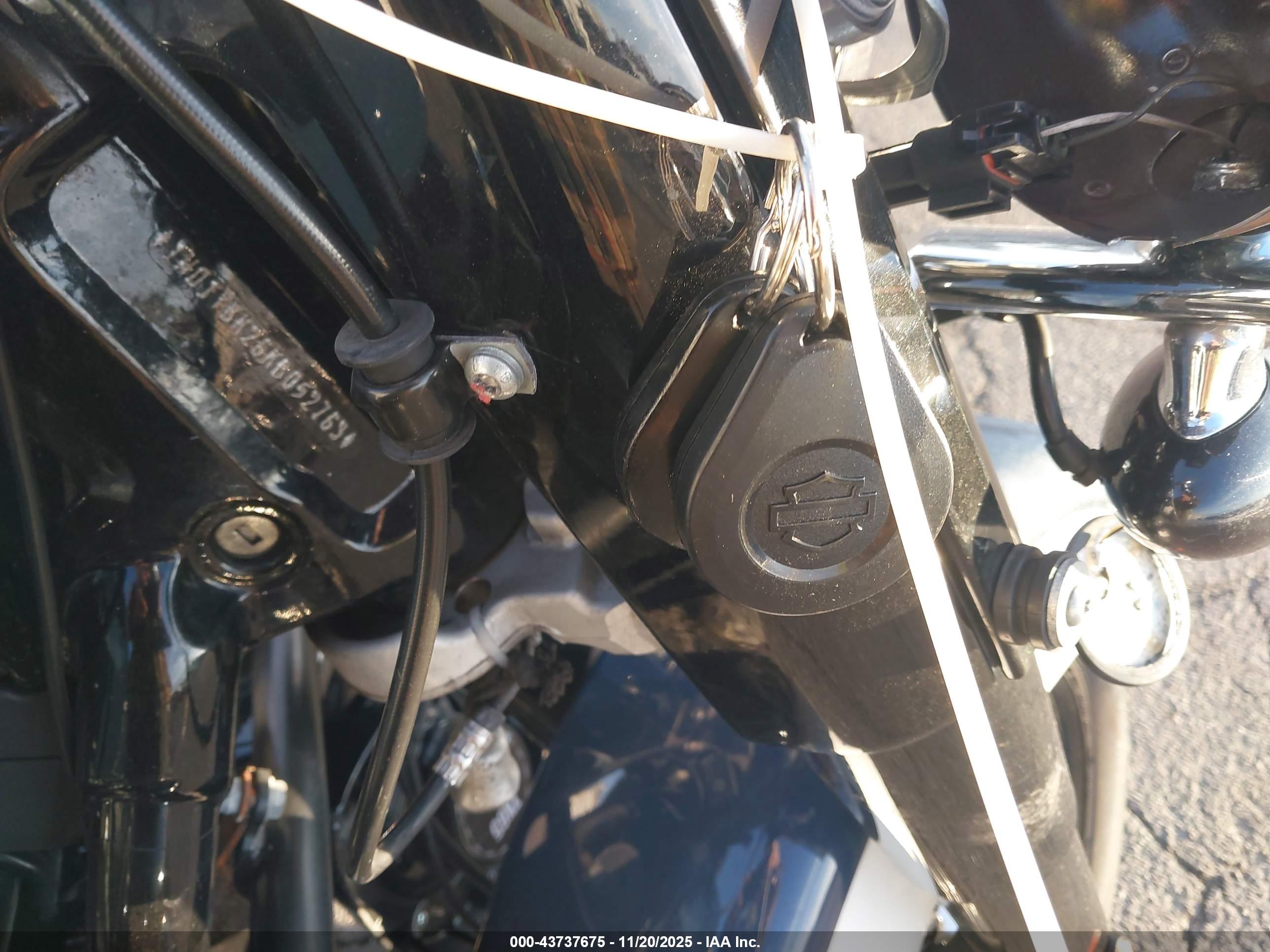 HARLEY-DAVIDSON FLHCS image 11