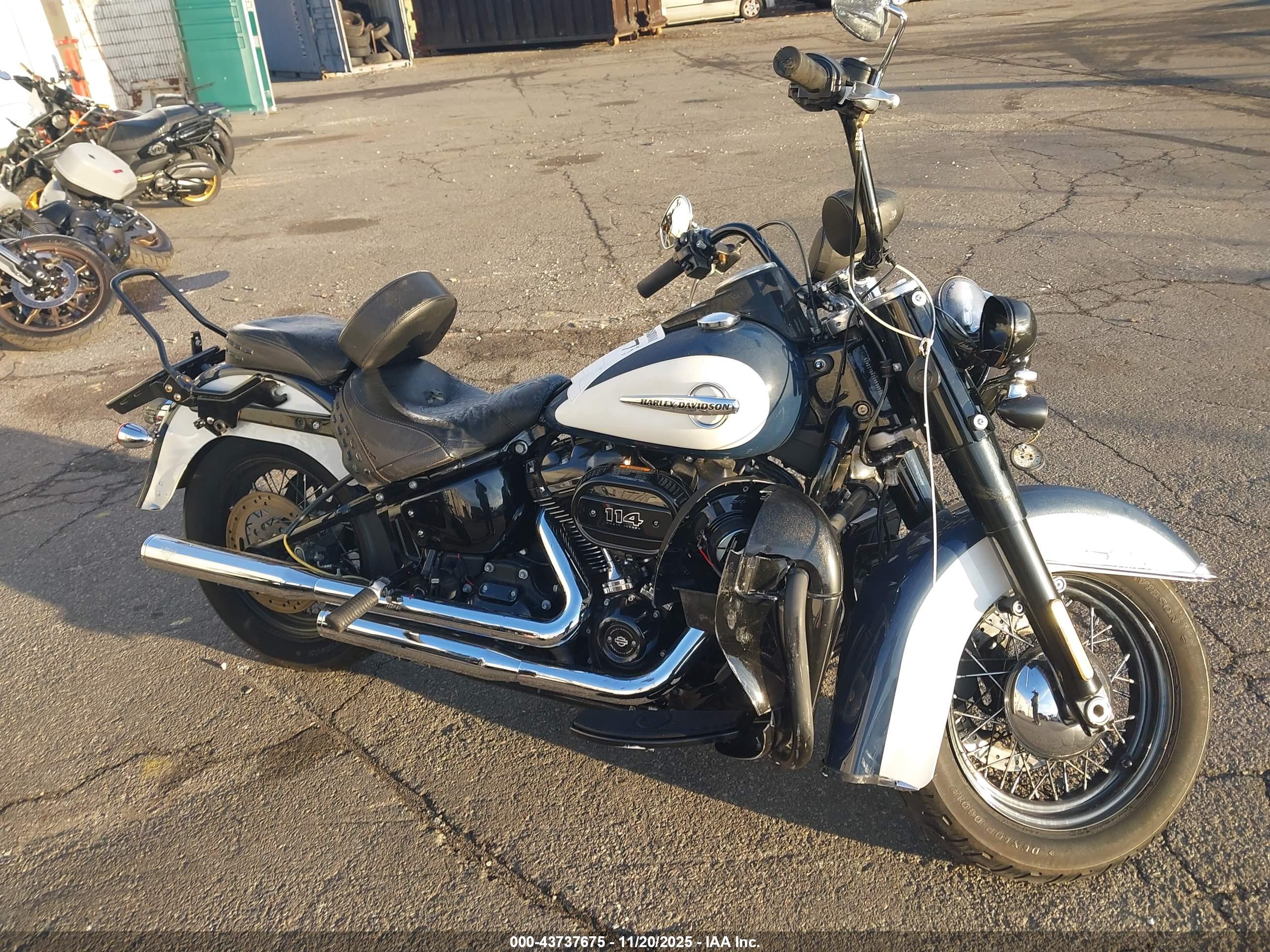 HARLEY-DAVIDSON FLHCS image 8
