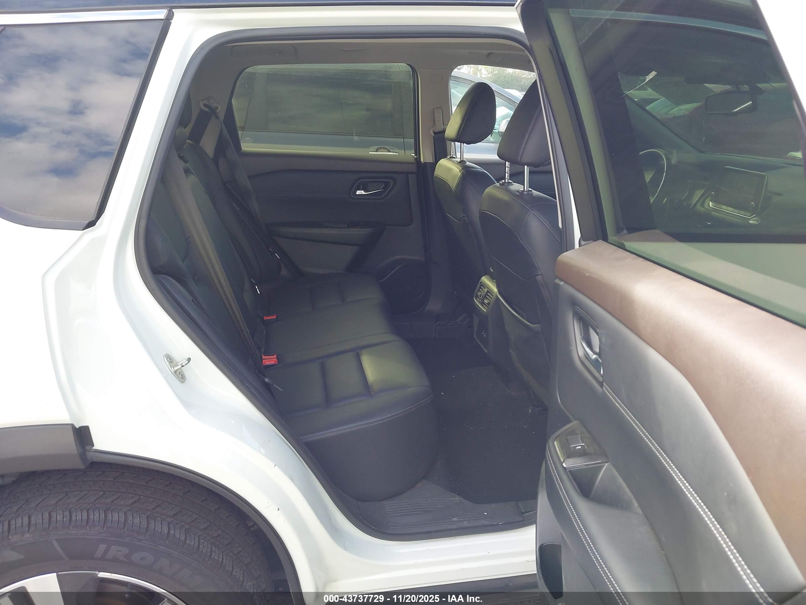 NISSAN ROGUE image 8