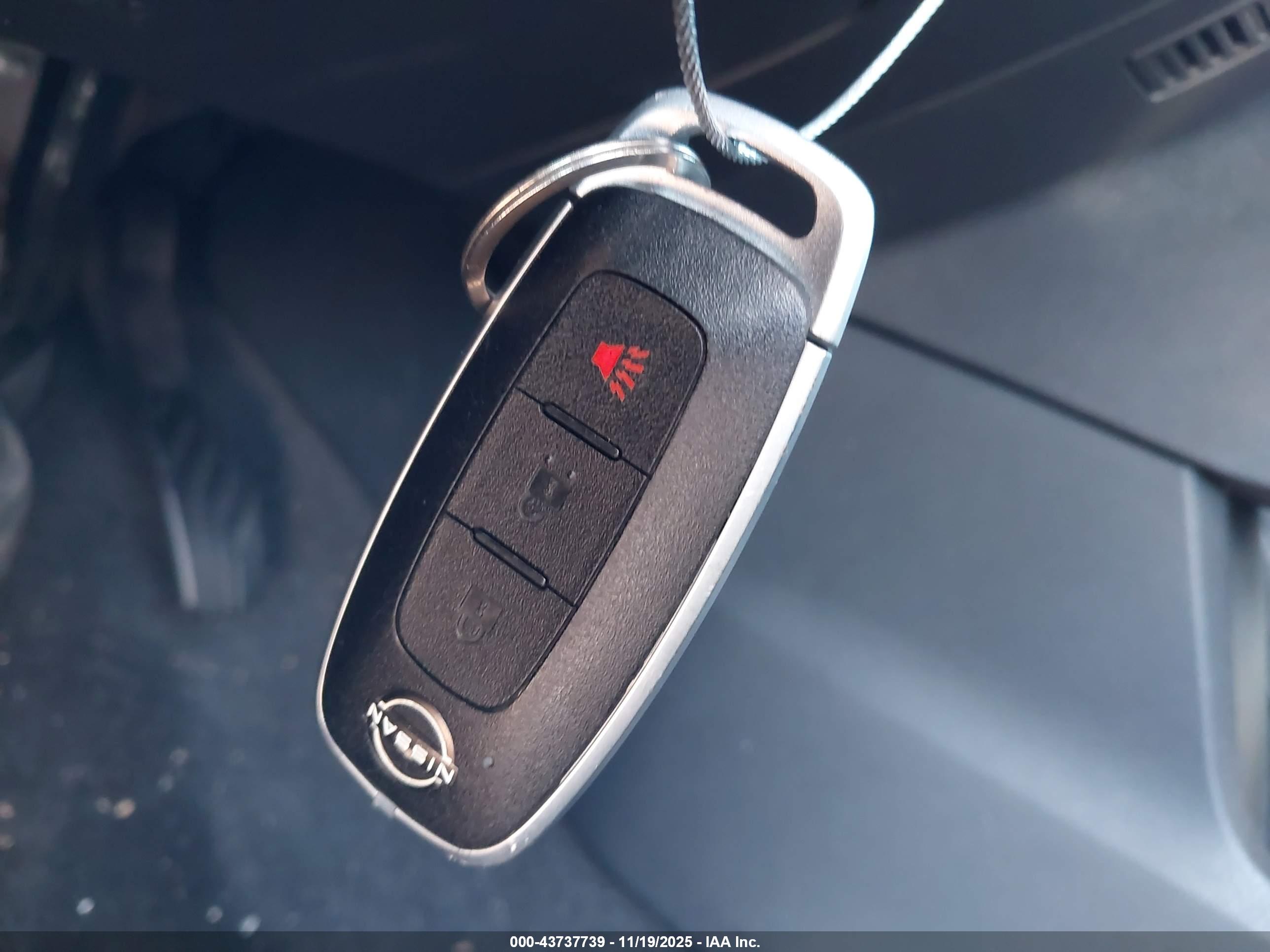 NISSAN ROGUE image 11