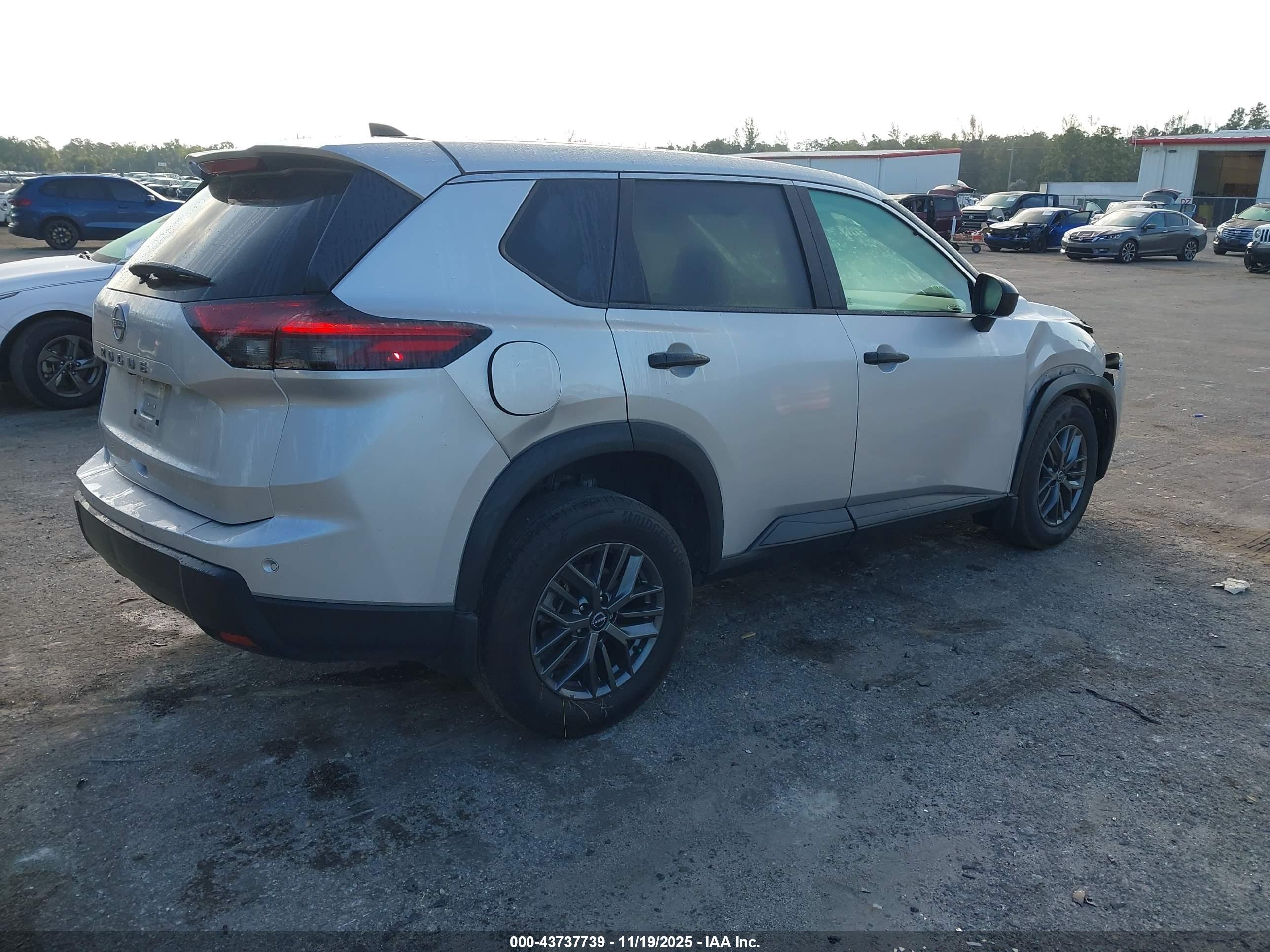 NISSAN ROGUE image 4