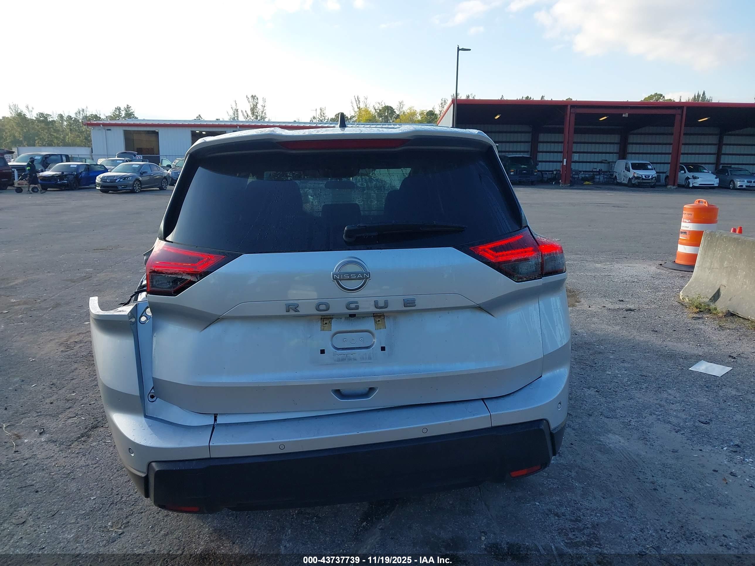 NISSAN ROGUE image 6