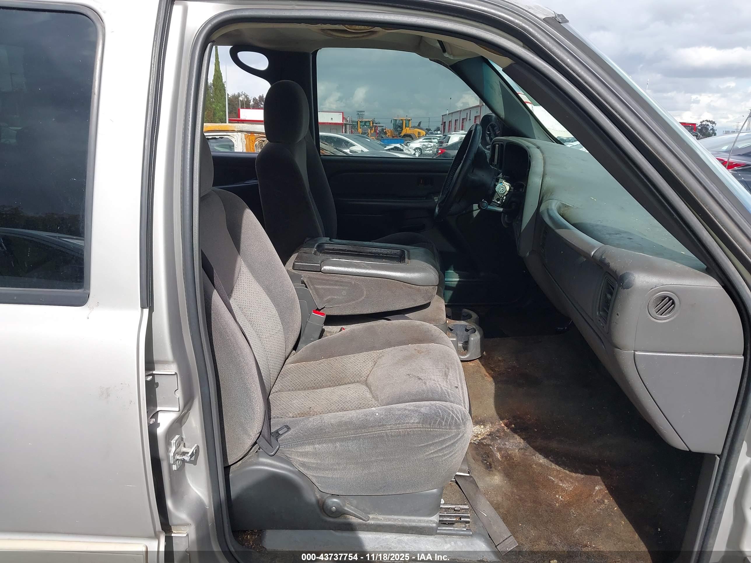 CHEVROLET SILVERADO image 5