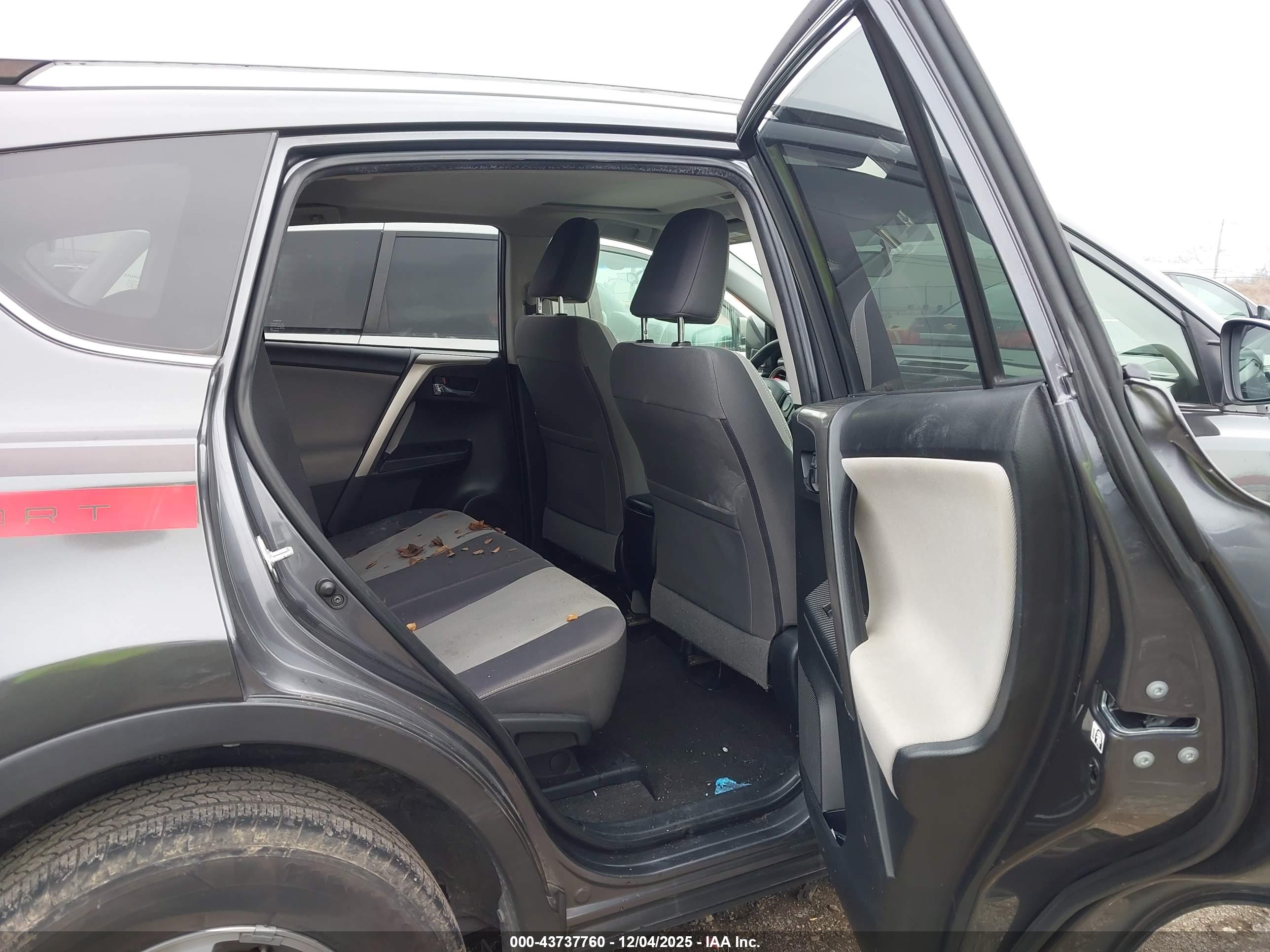 TOYOTA RAV4 image 8