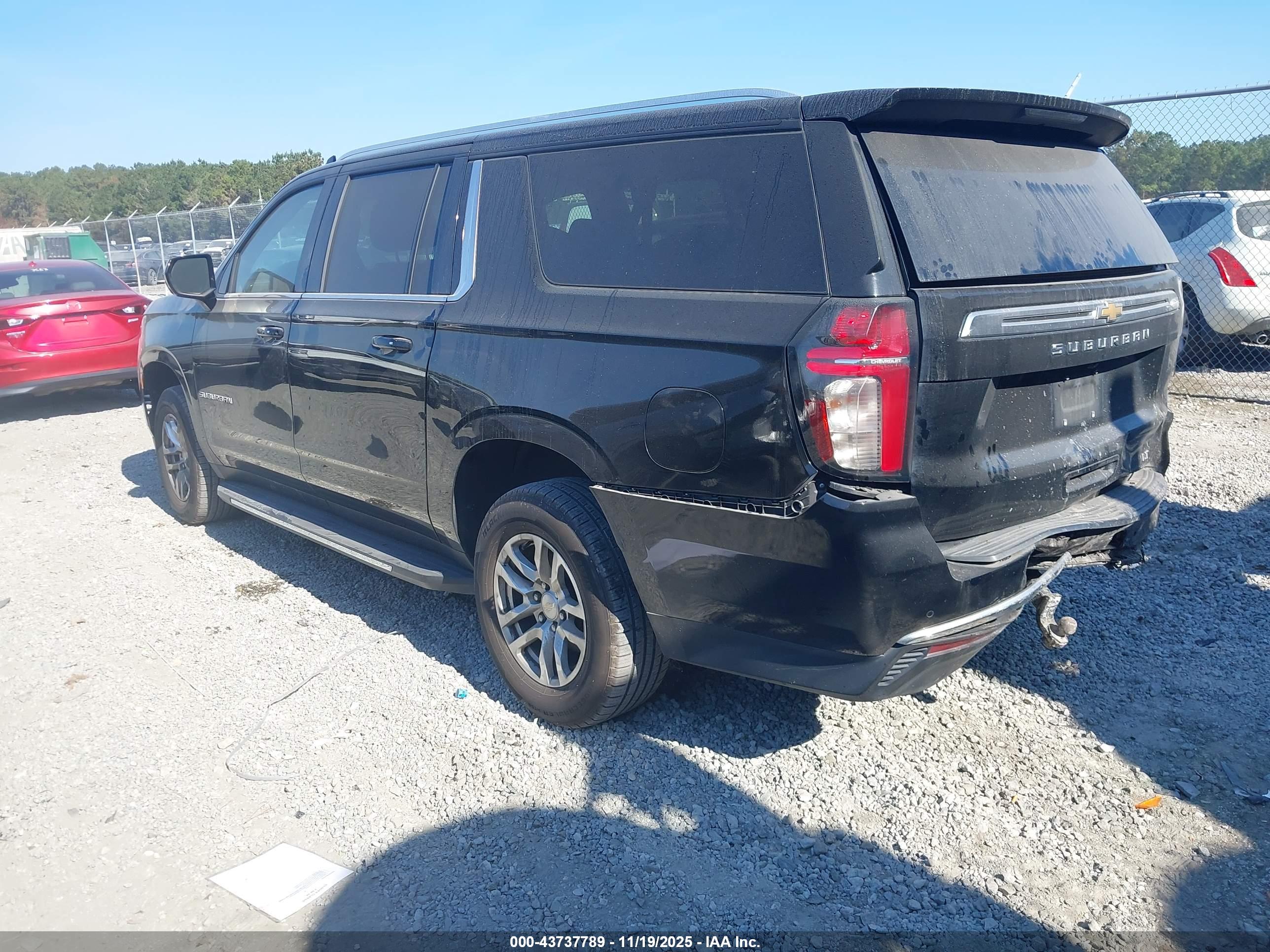 CHEVROLET SUBURBAN image 3