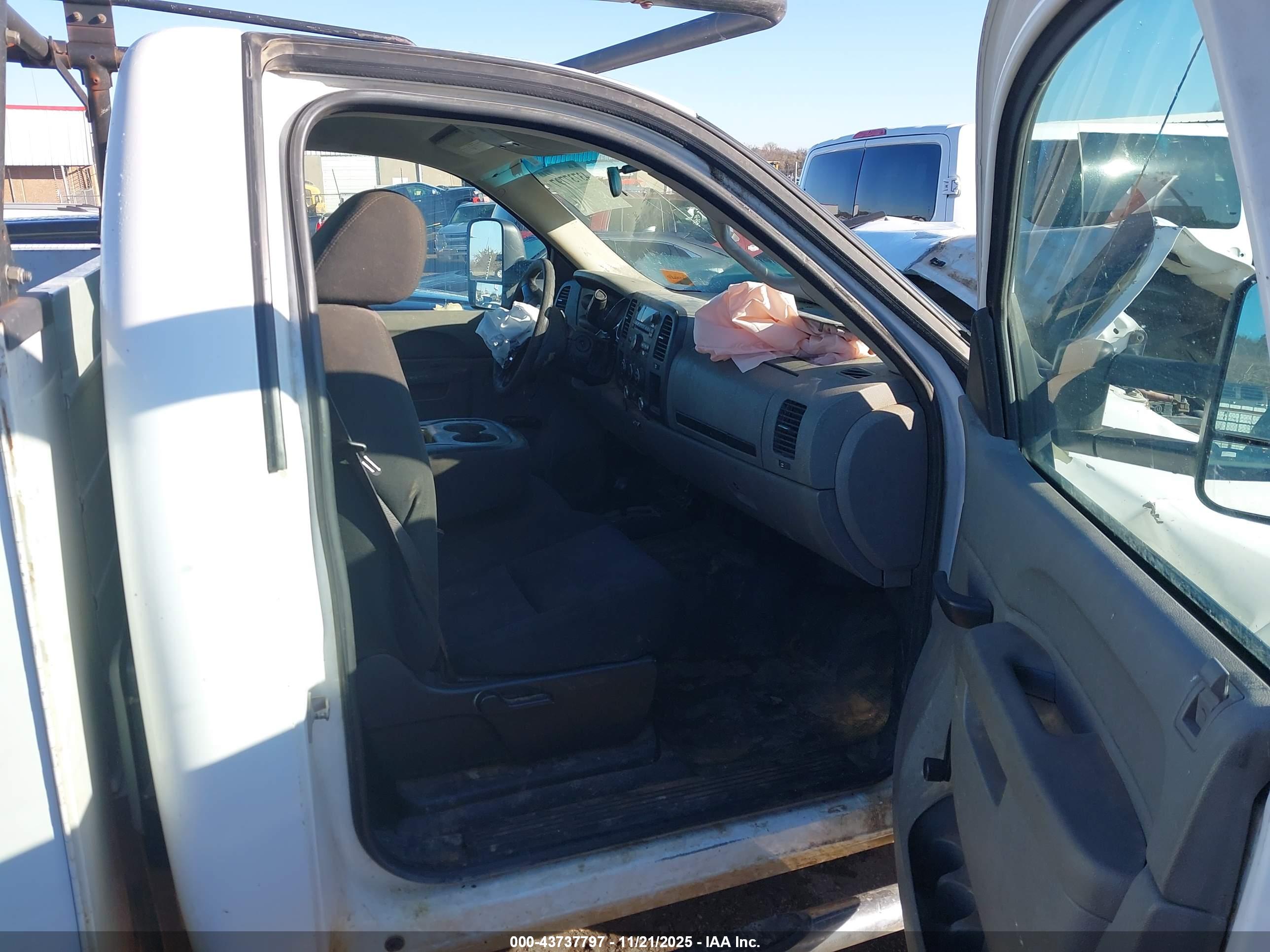 CHEVROLET SILVERADO image 5