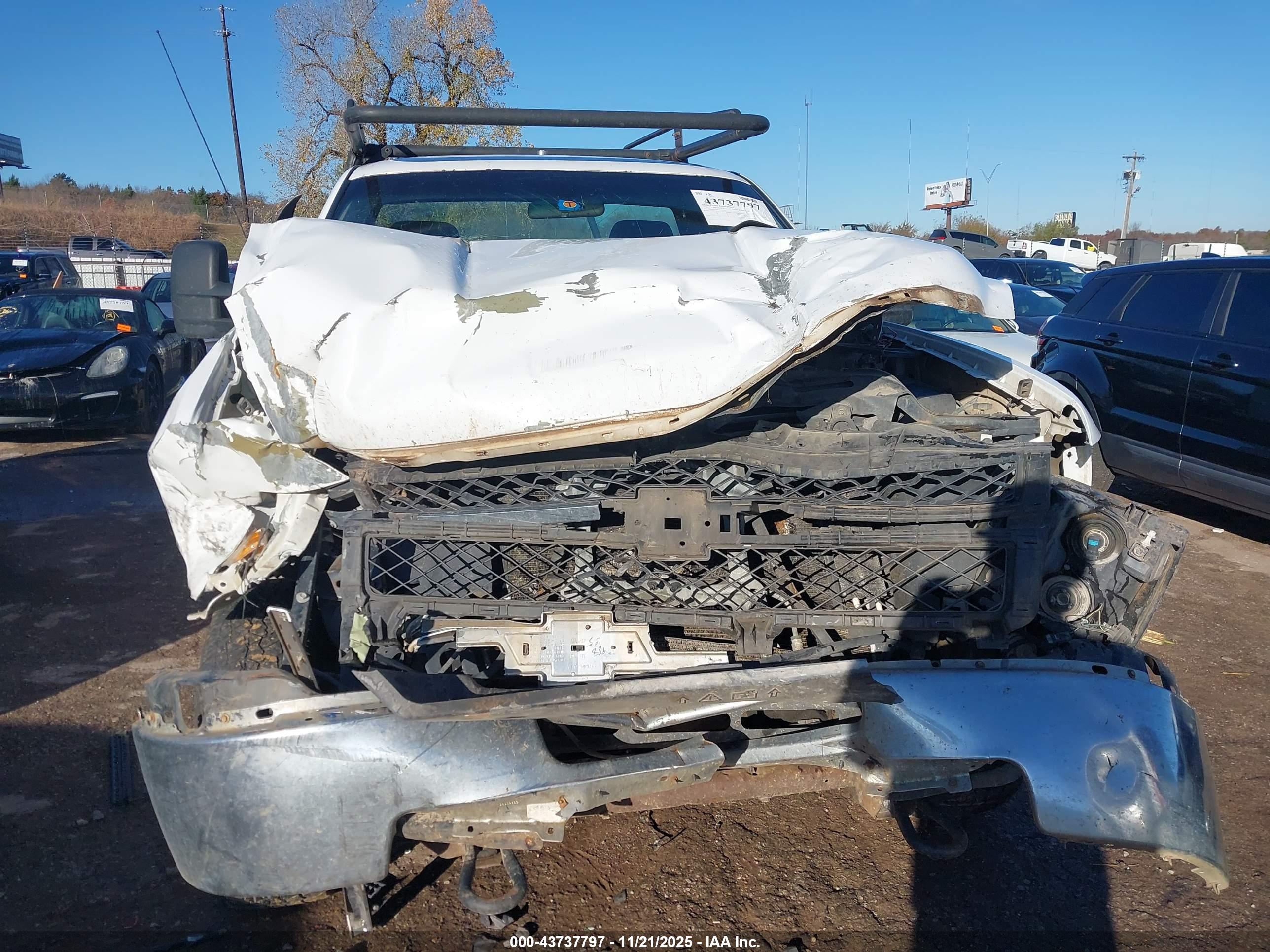 CHEVROLET SILVERADO image 6