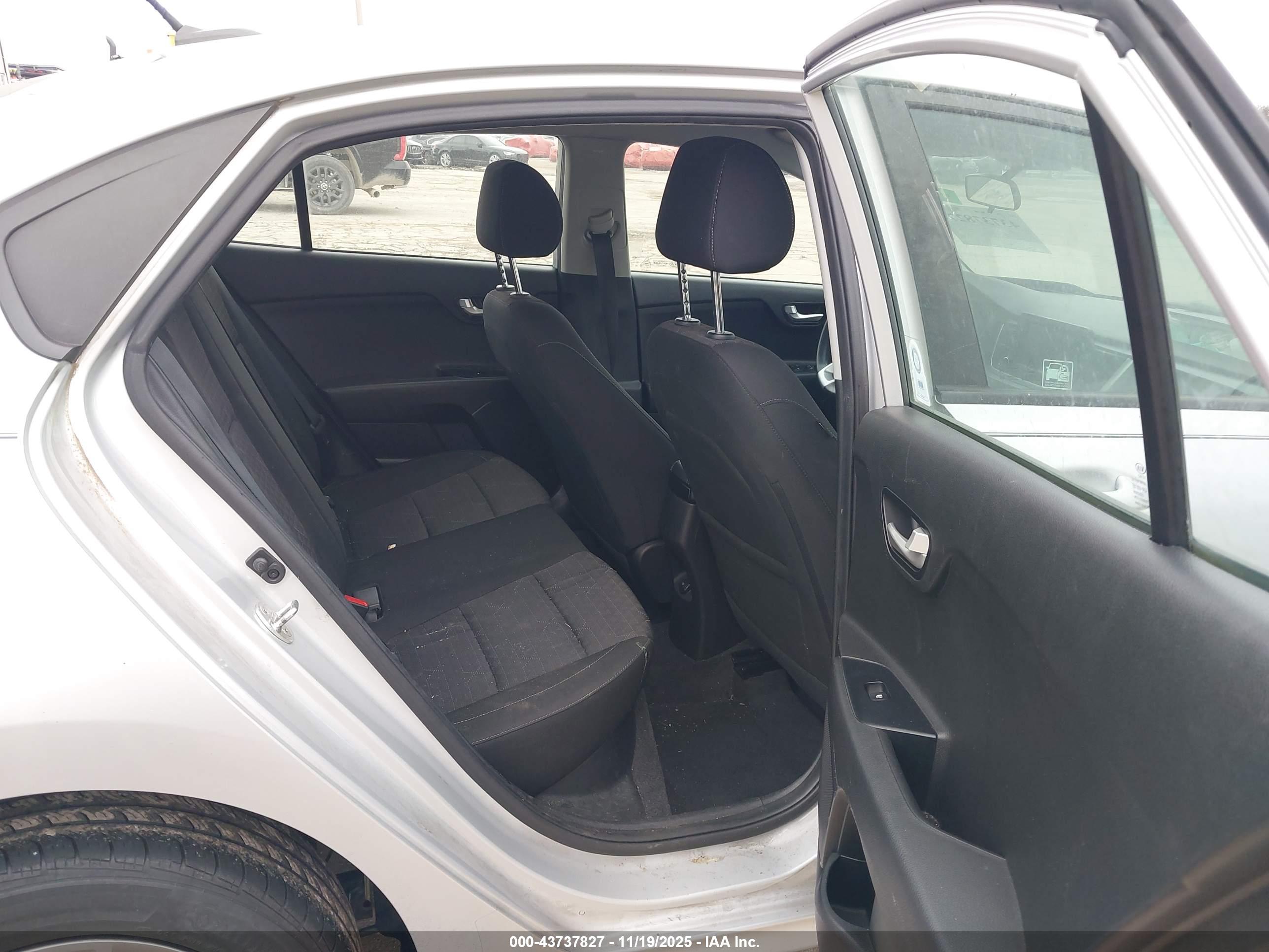 KIA RIO image 8