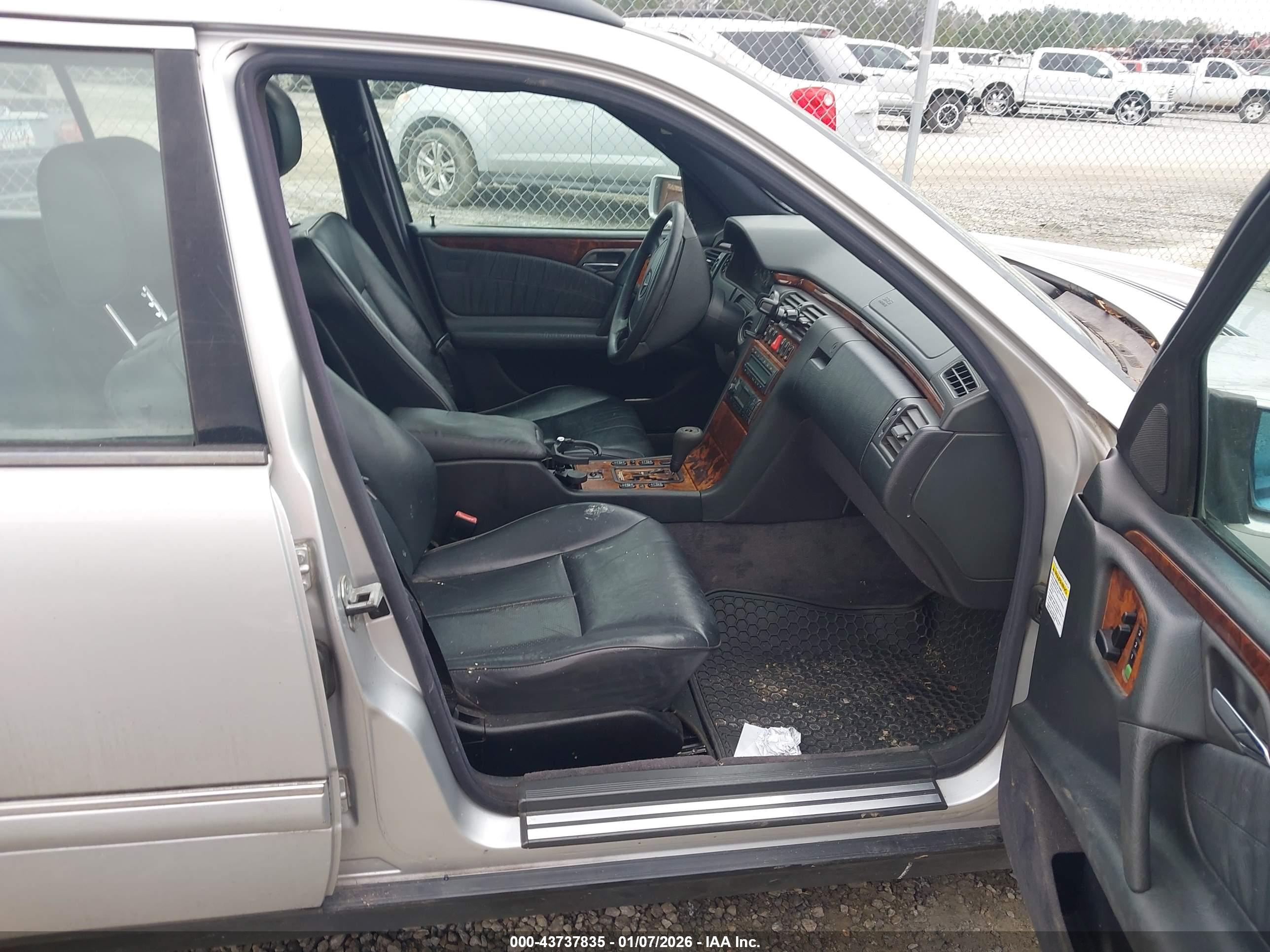 MERCEDES-BENZ E image 5