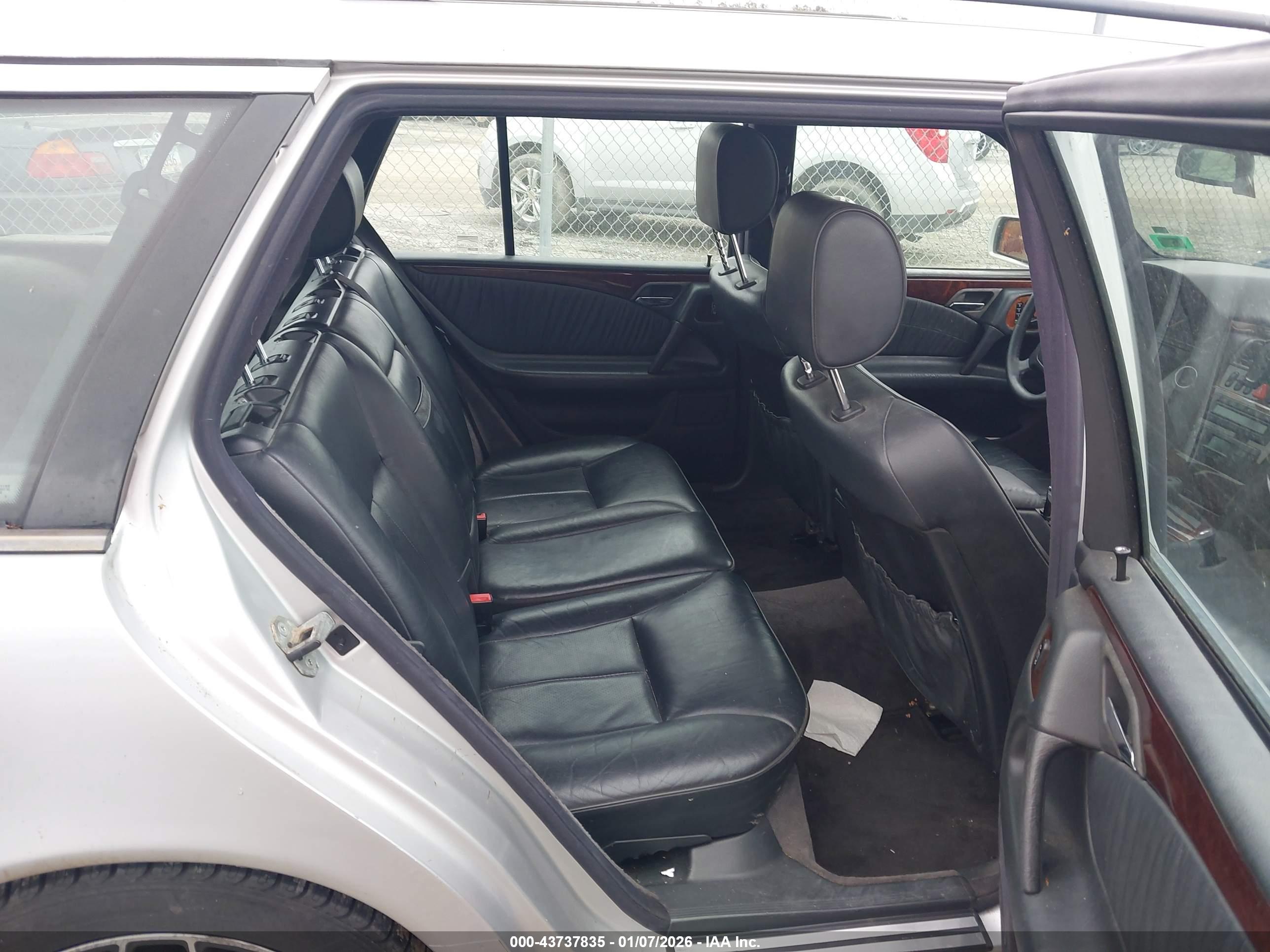 MERCEDES-BENZ E image 8