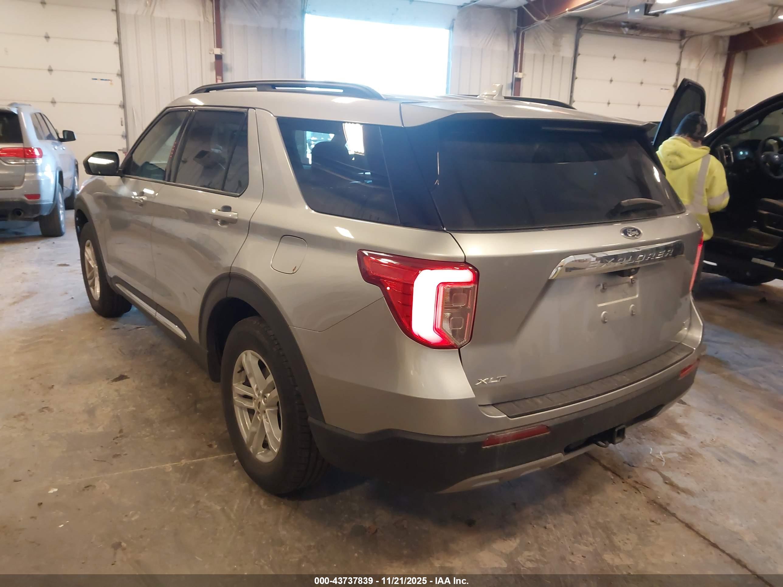 FORD EXPLORER image 3