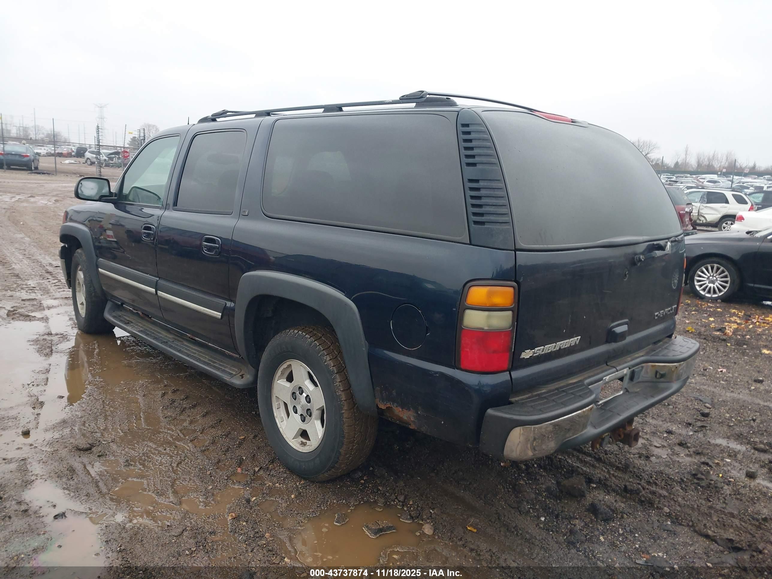 CHEVROLET SUBURBAN image 3