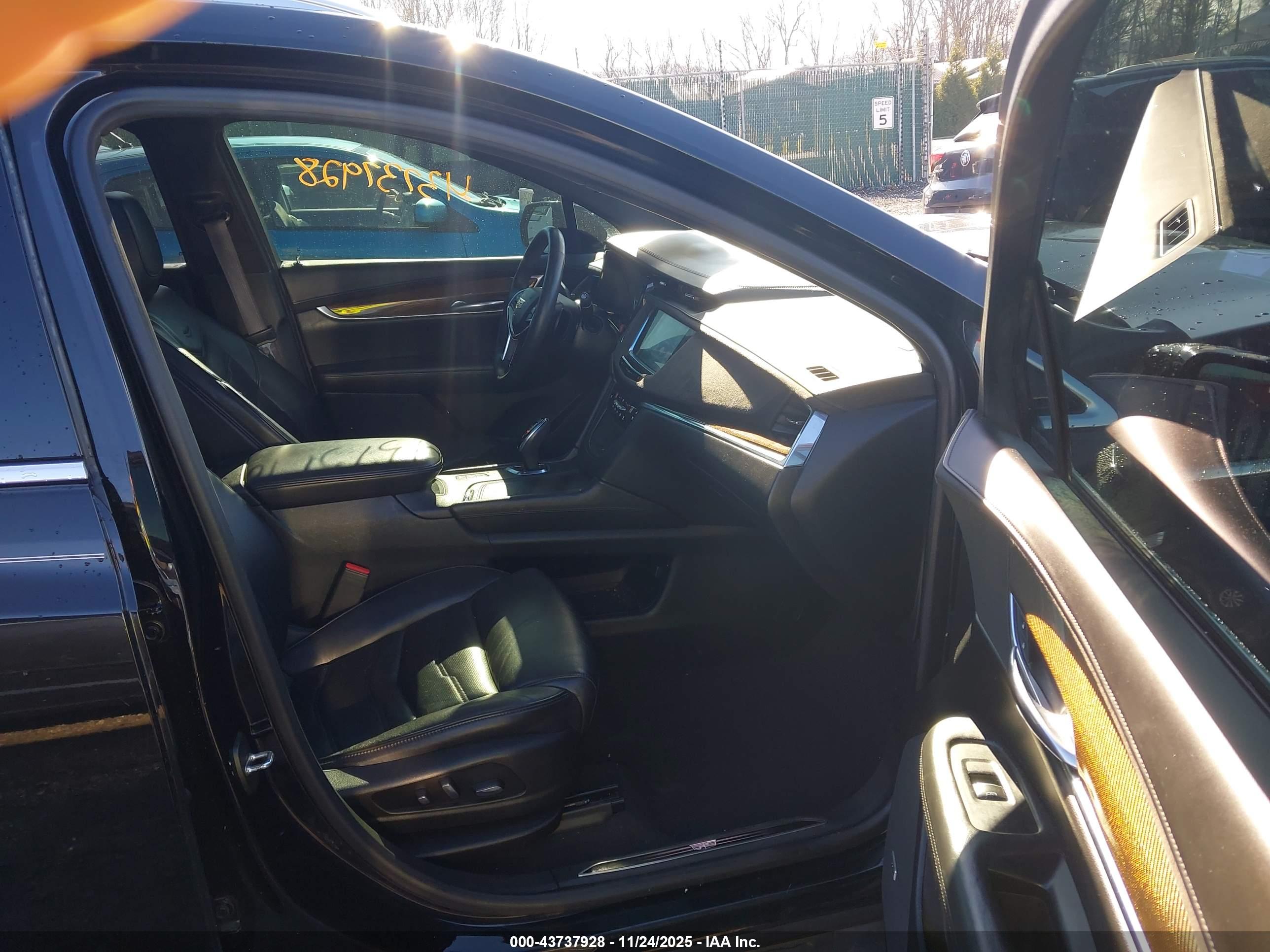 CADILLAC XT5 image 5