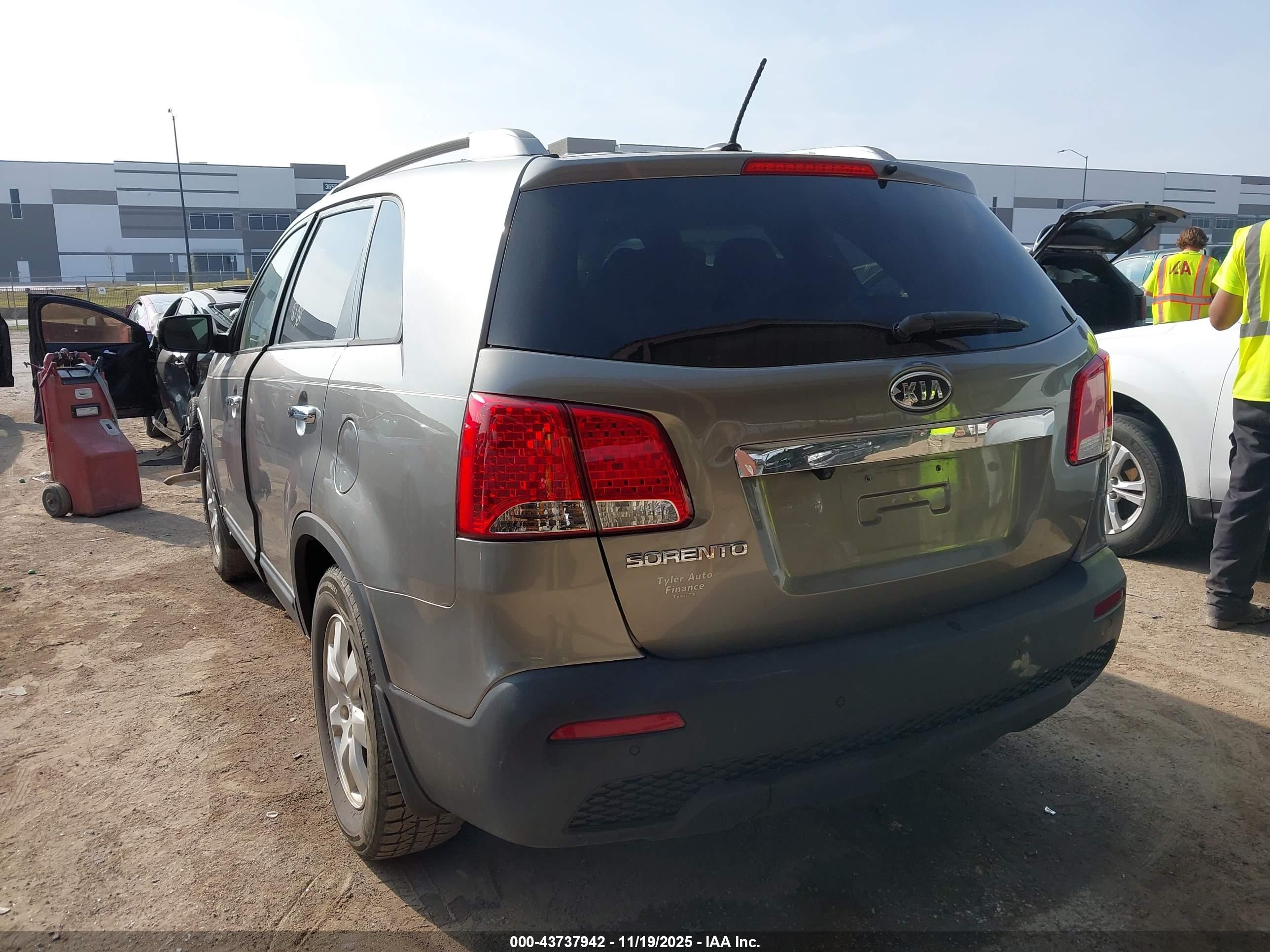KIA SORENTO image 3