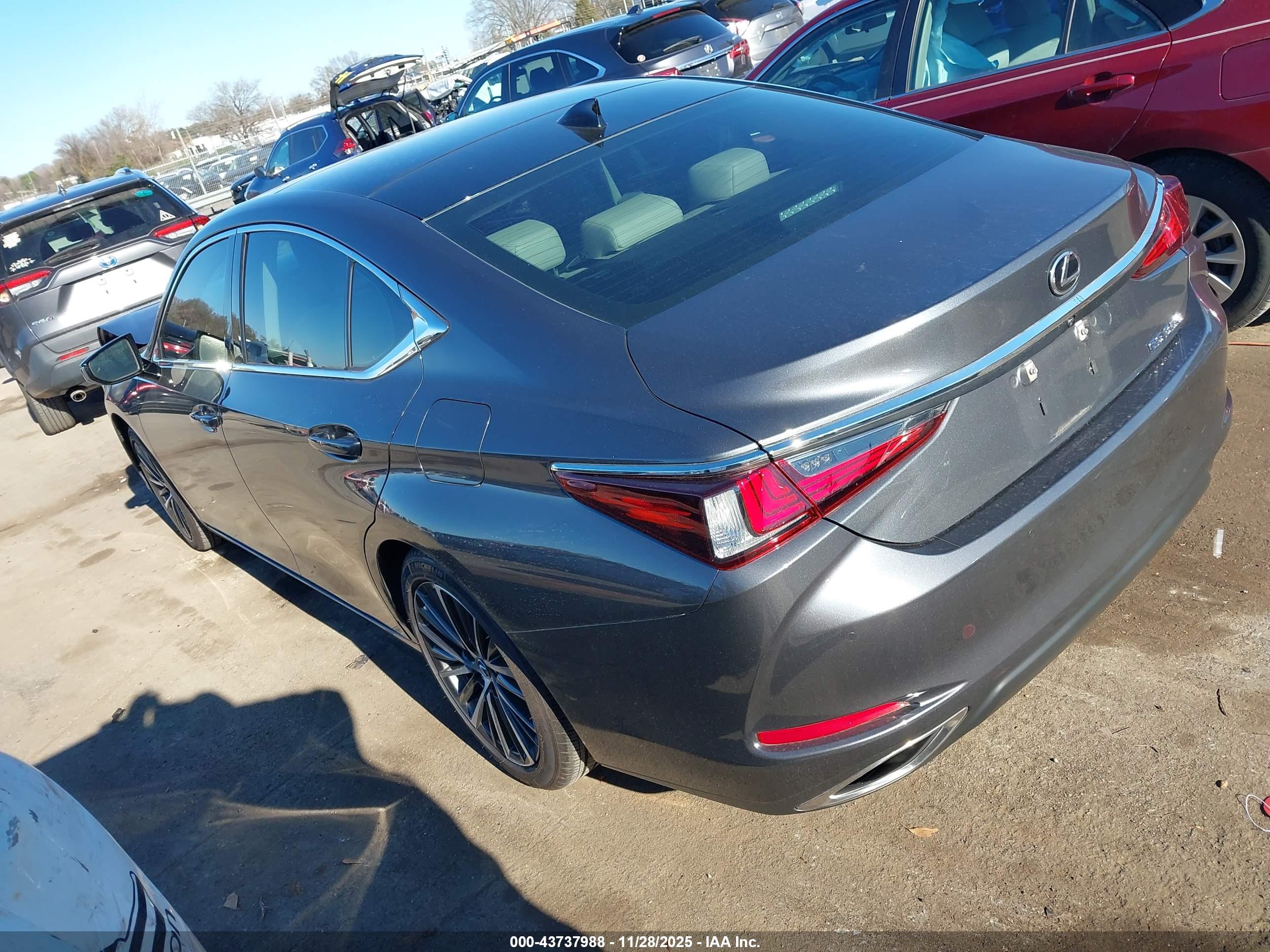 LEXUS ES image 3