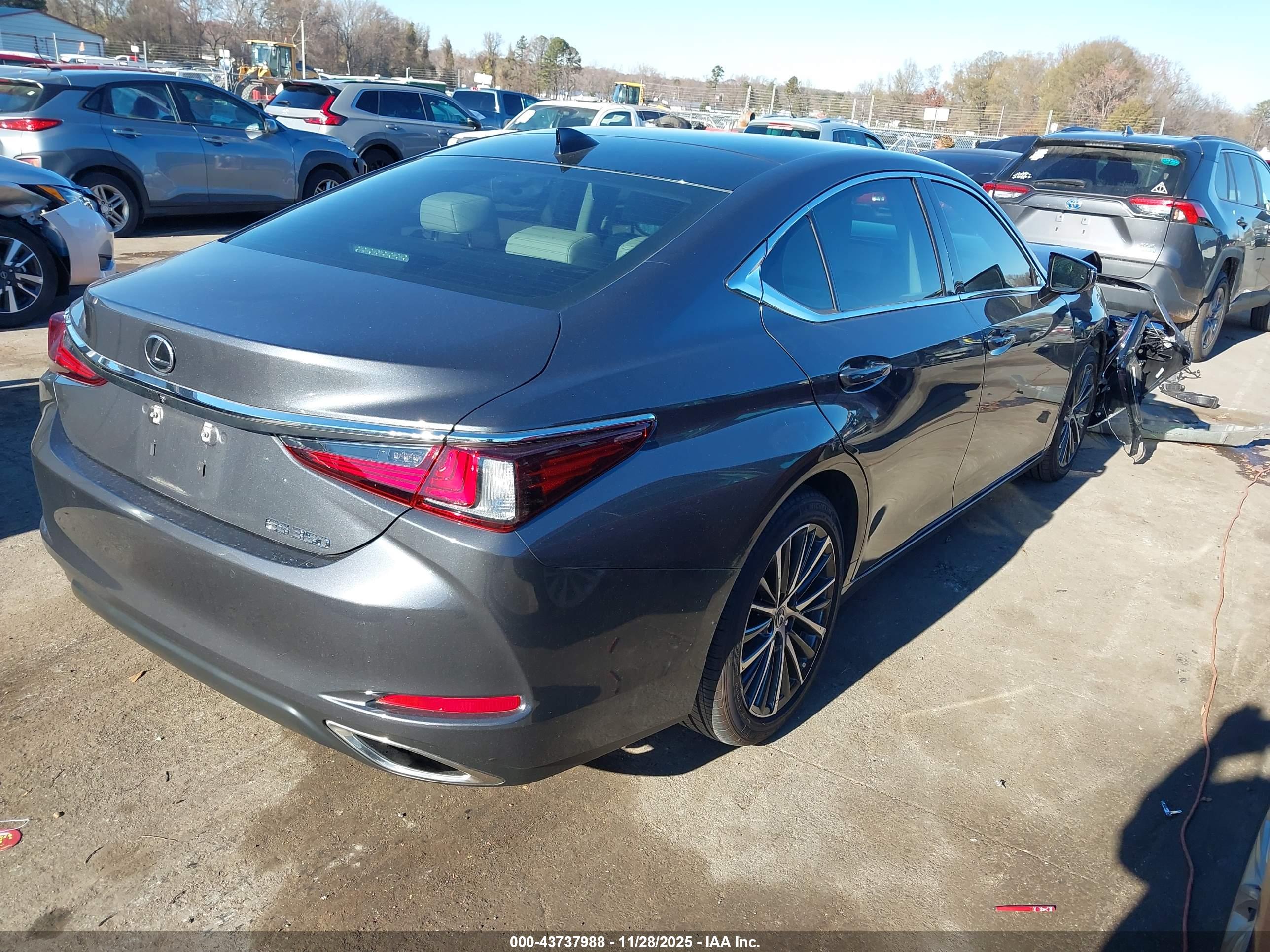 LEXUS ES image 4