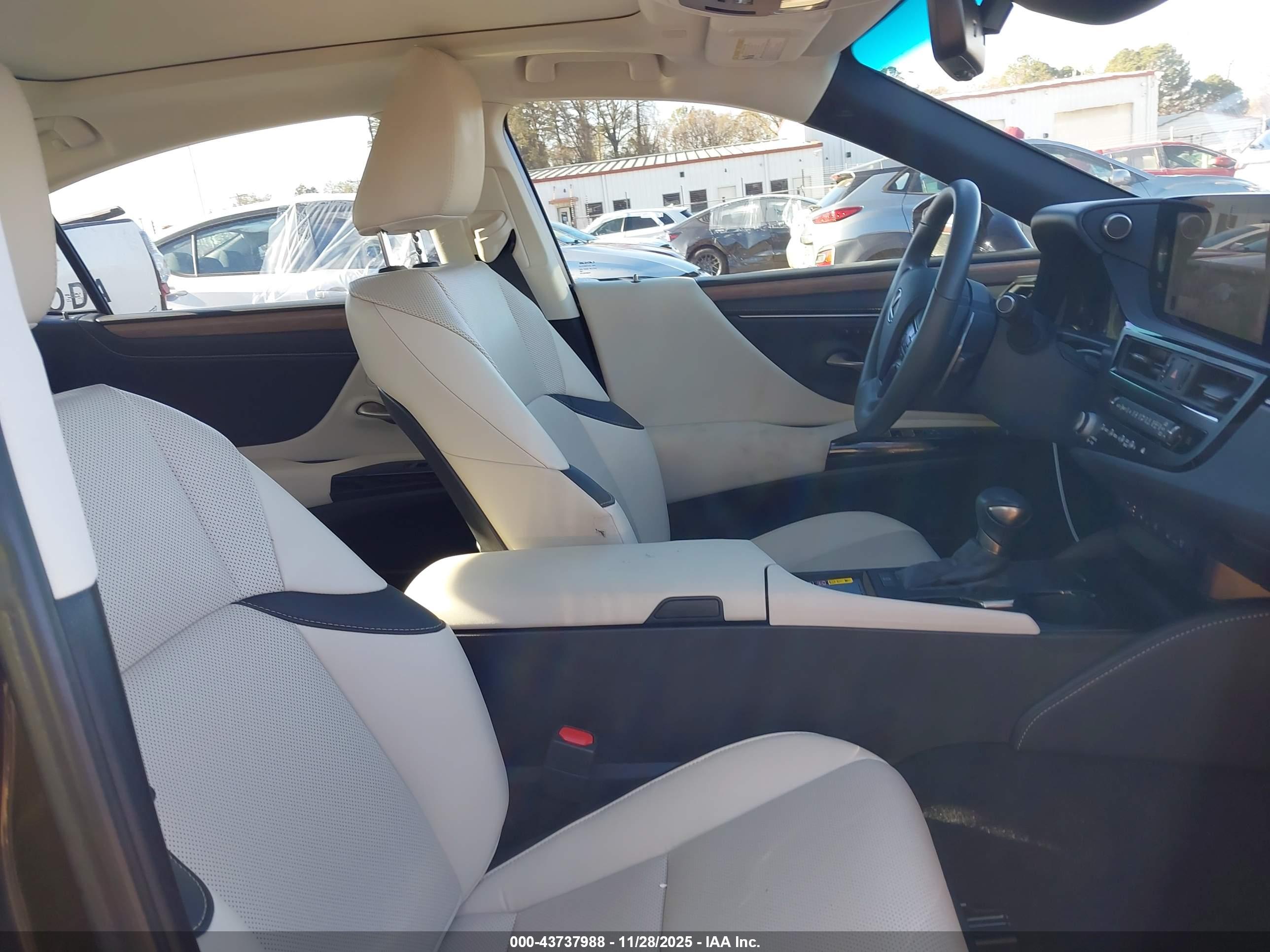 LEXUS ES image 5