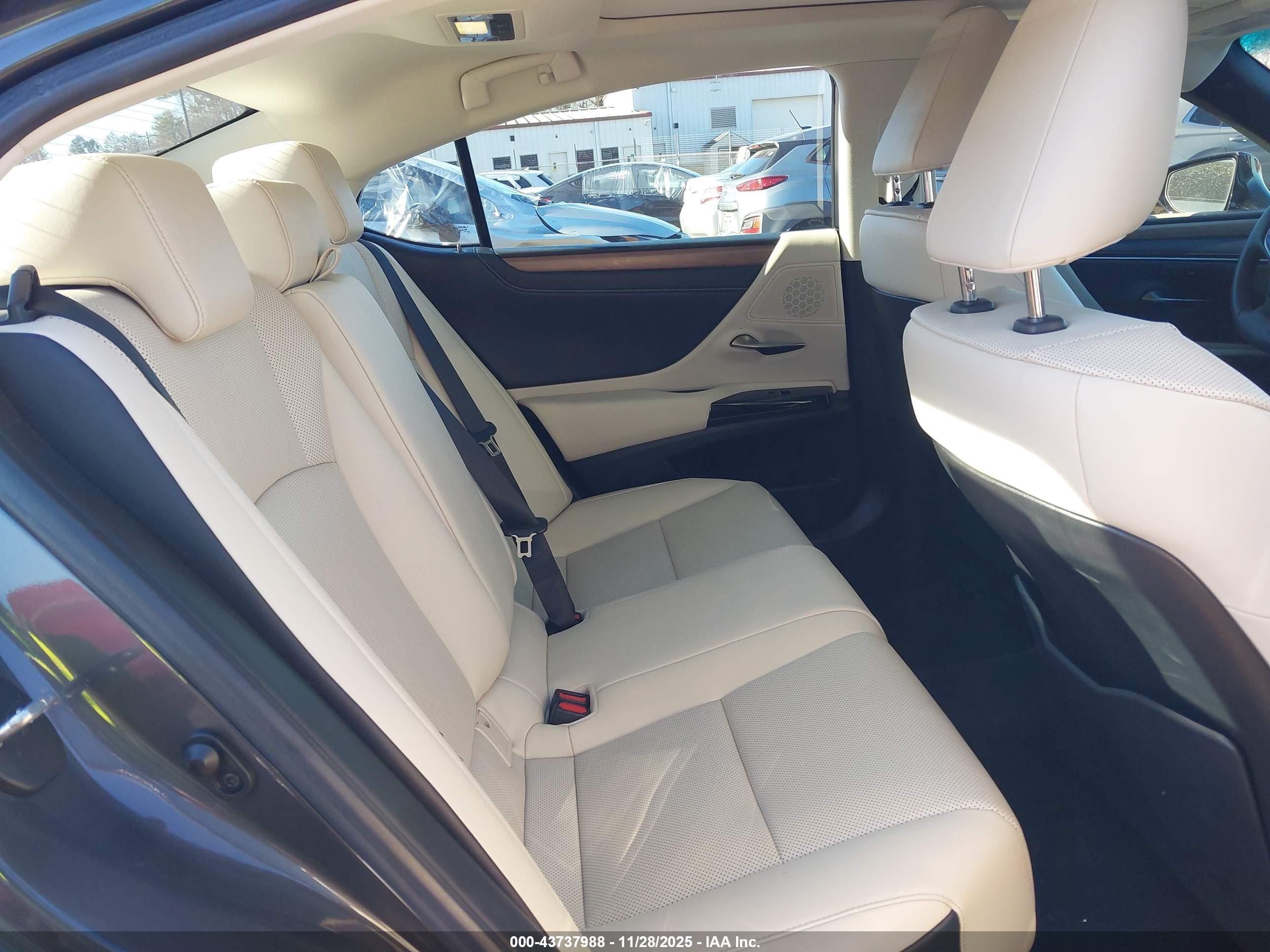 LEXUS ES image 8