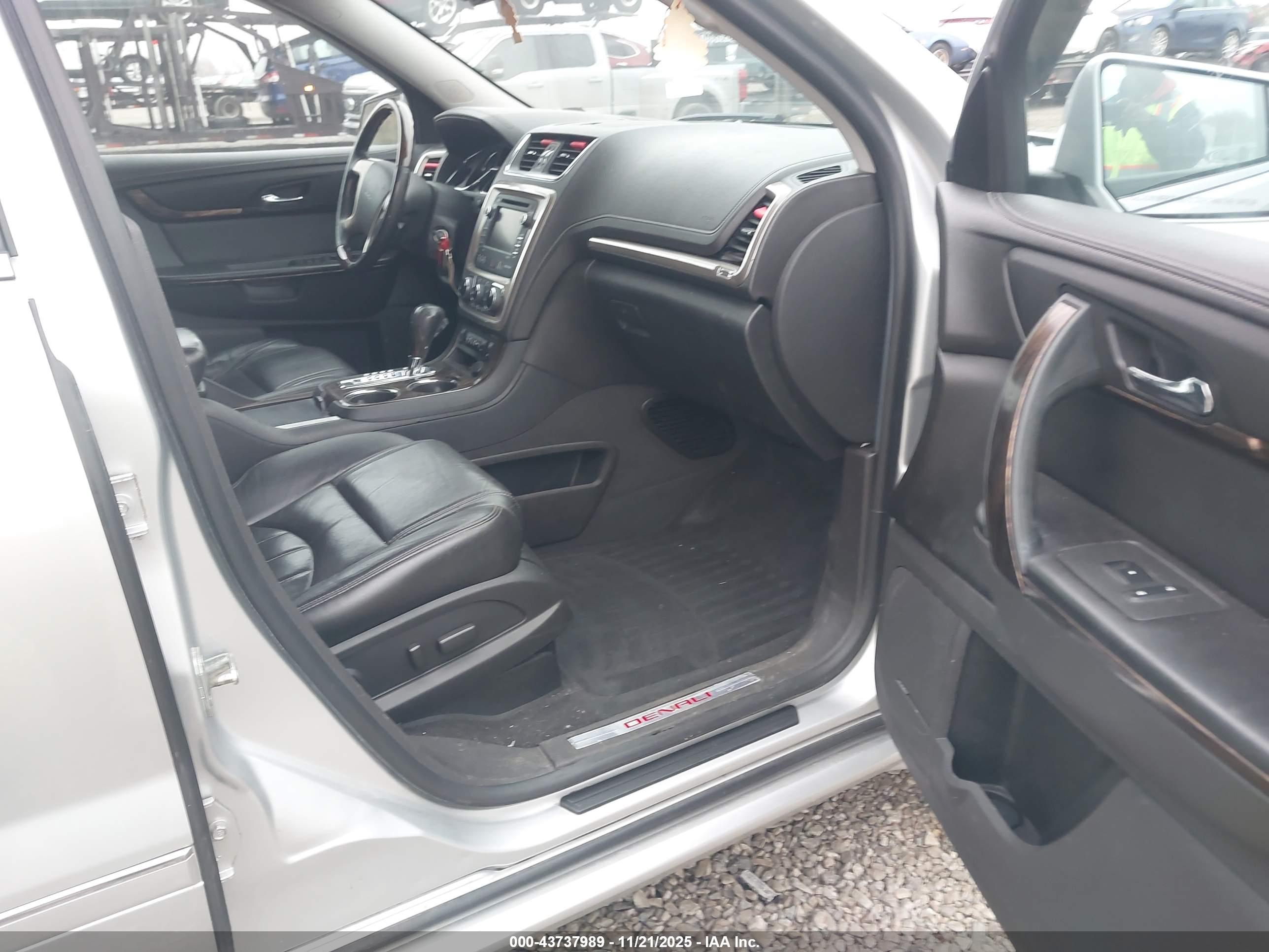 GMC ACADIA image 5
