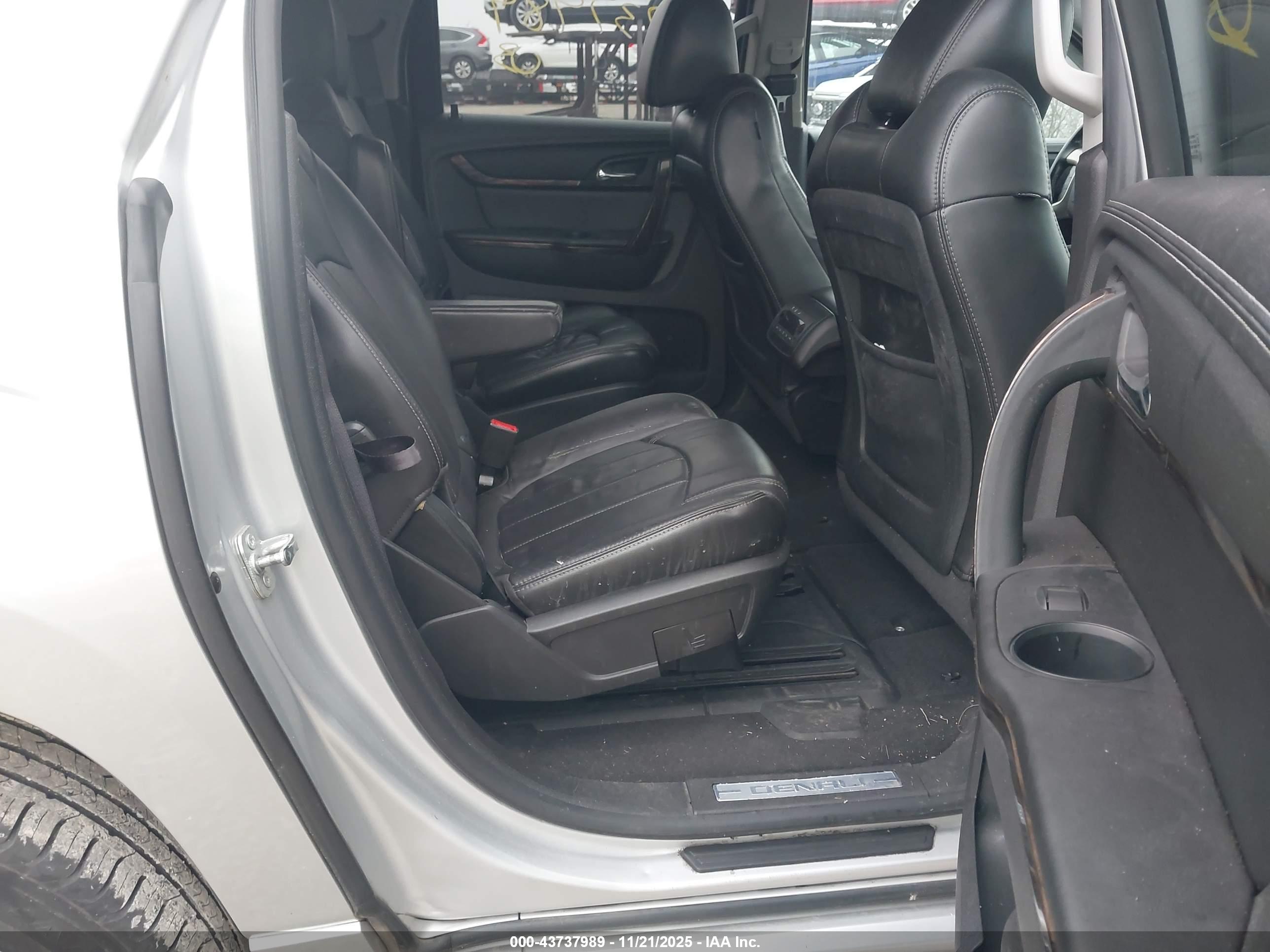 GMC ACADIA image 8