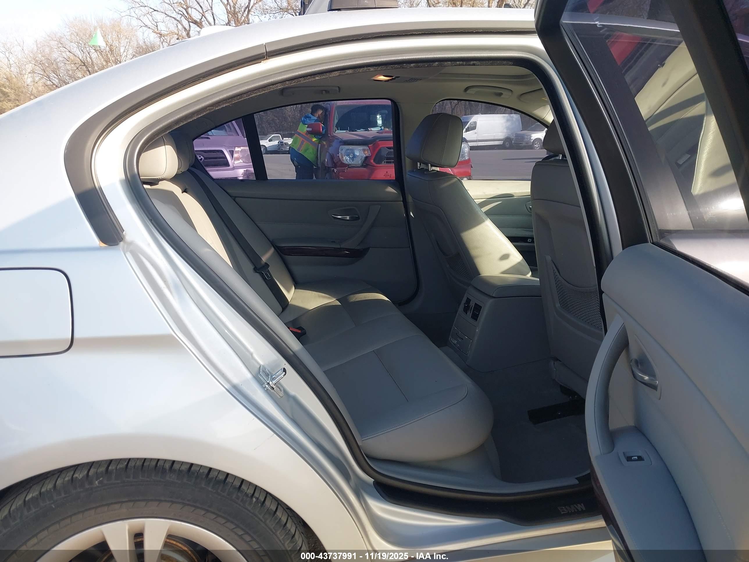 BMW 328XI image 8