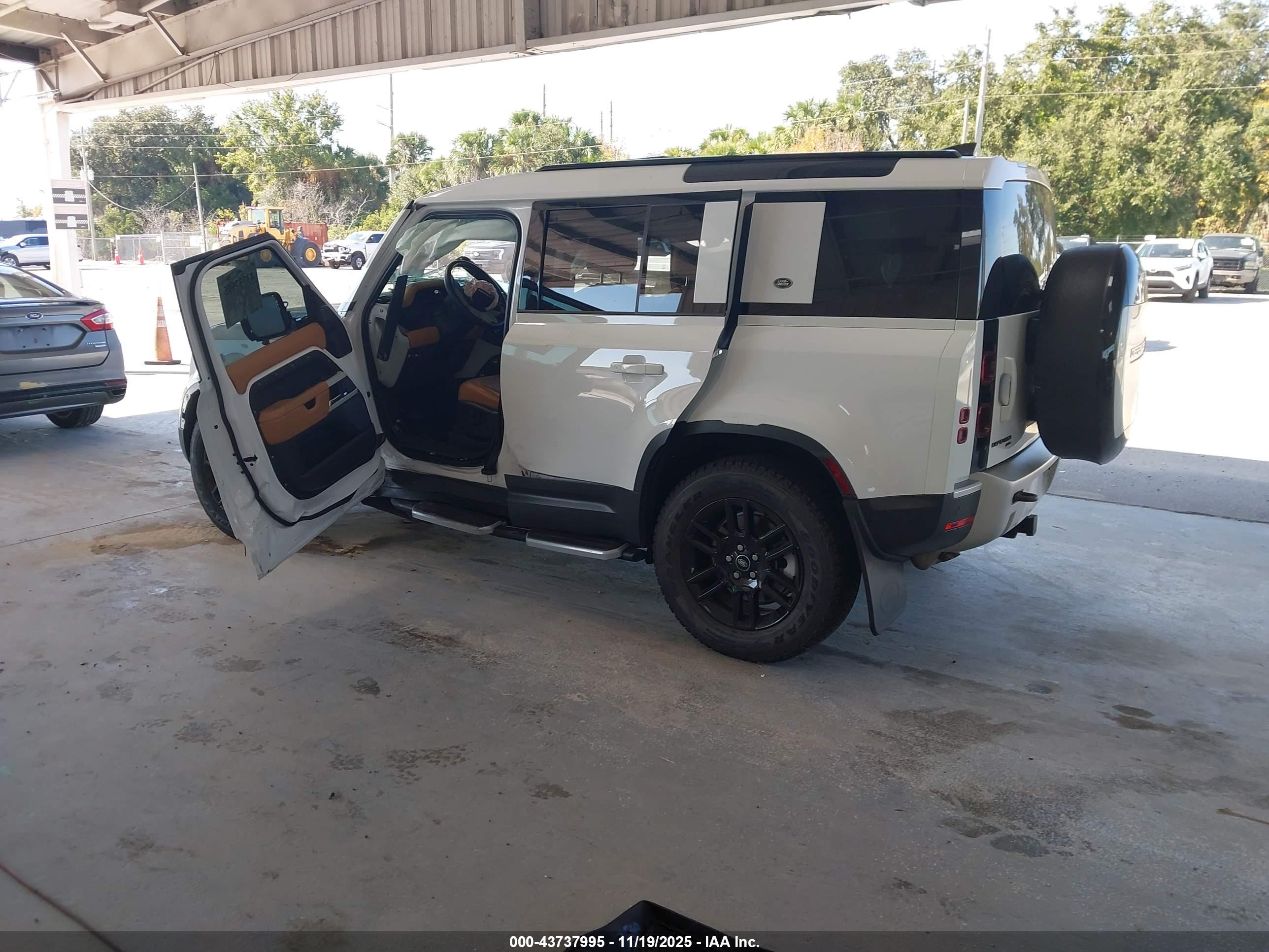 LAND ROVER image 3