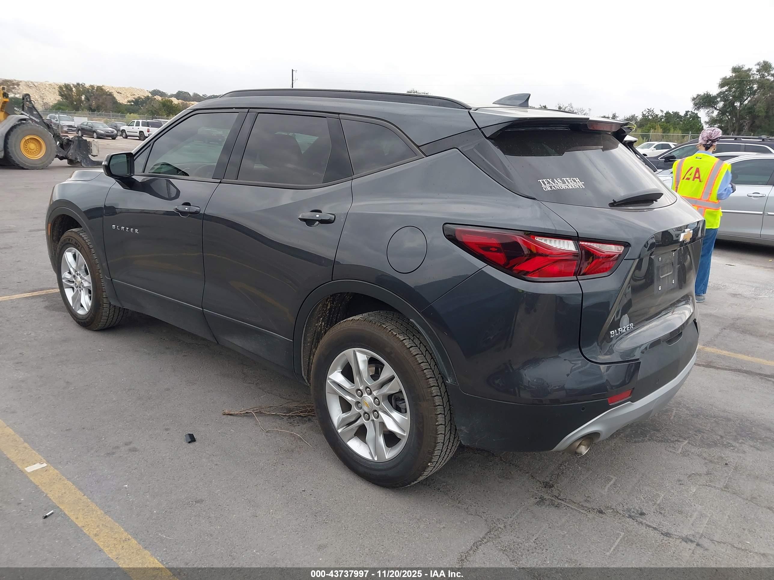 CHEVROLET BLAZER image 3