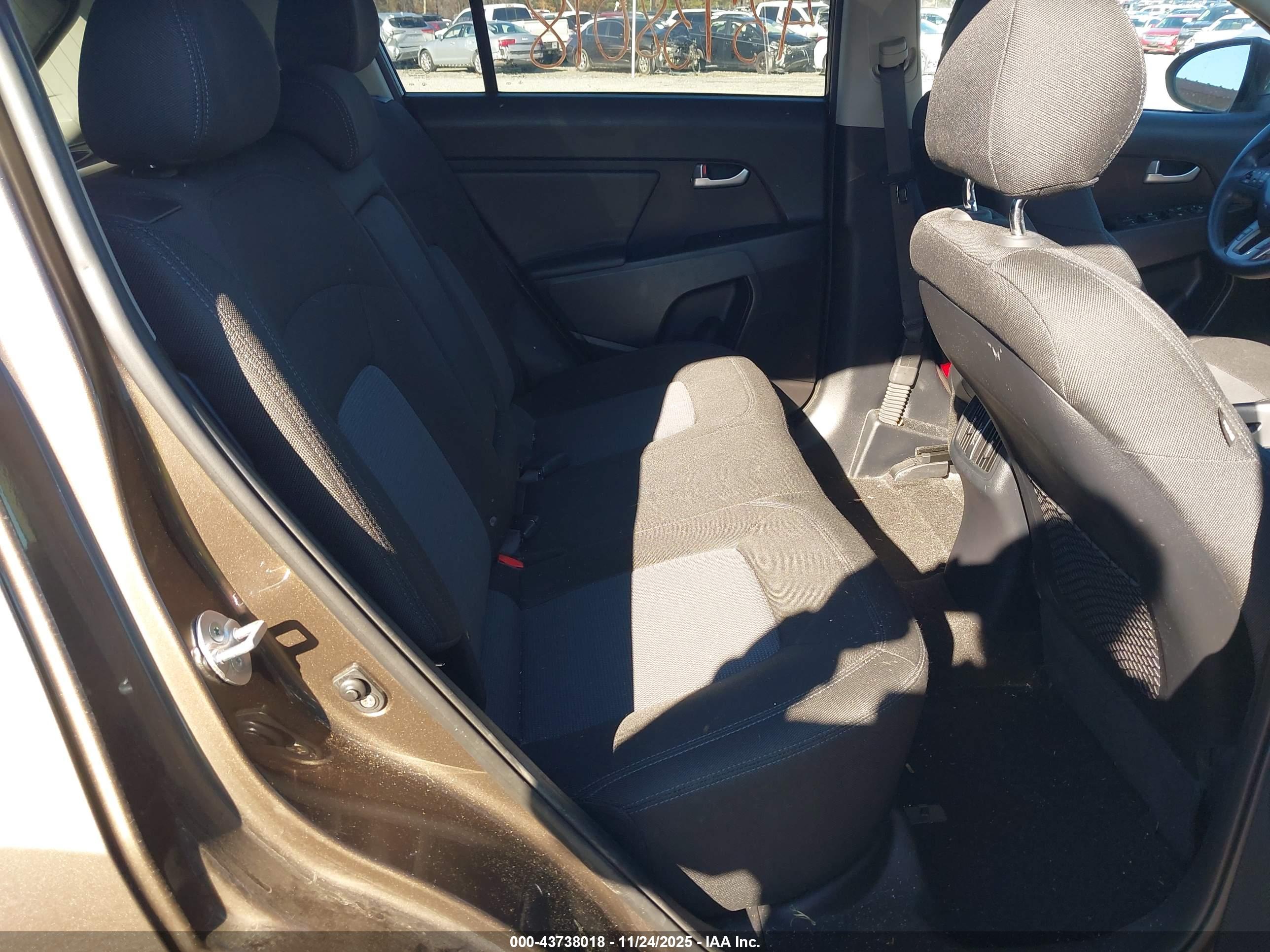 KIA SPORTAGE image 8