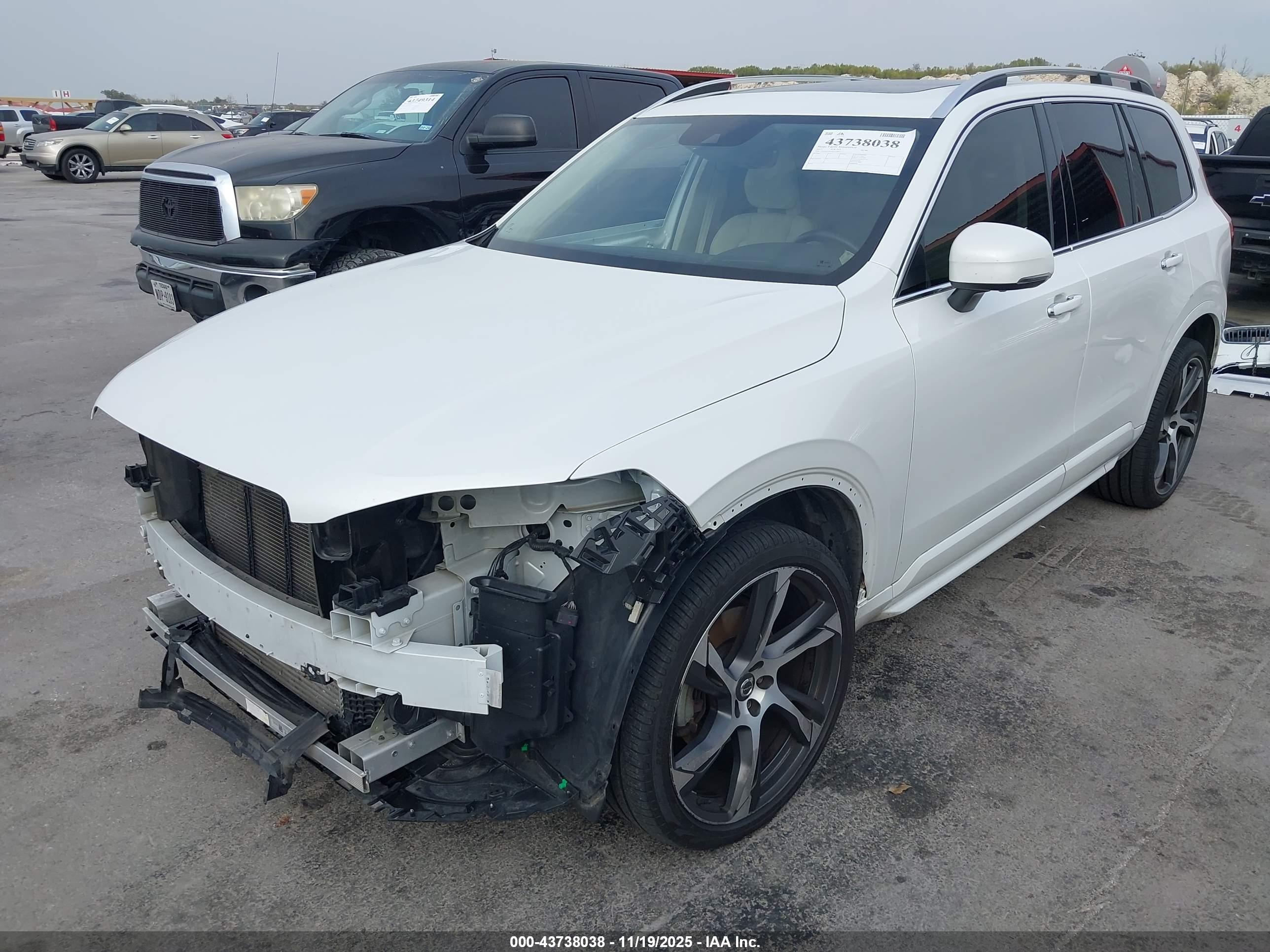 VOLVO XC90 image 2