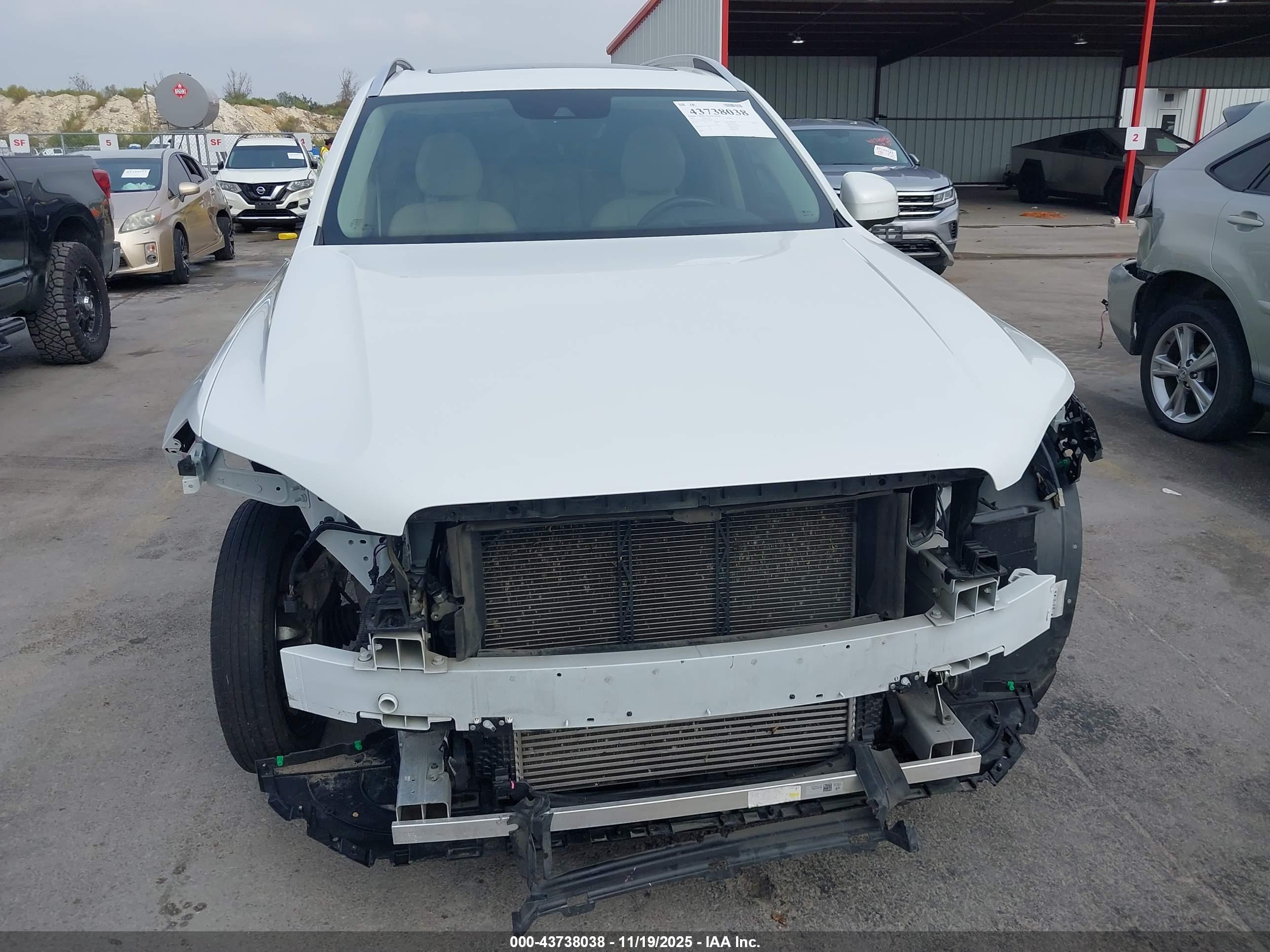 VOLVO XC90 image 6