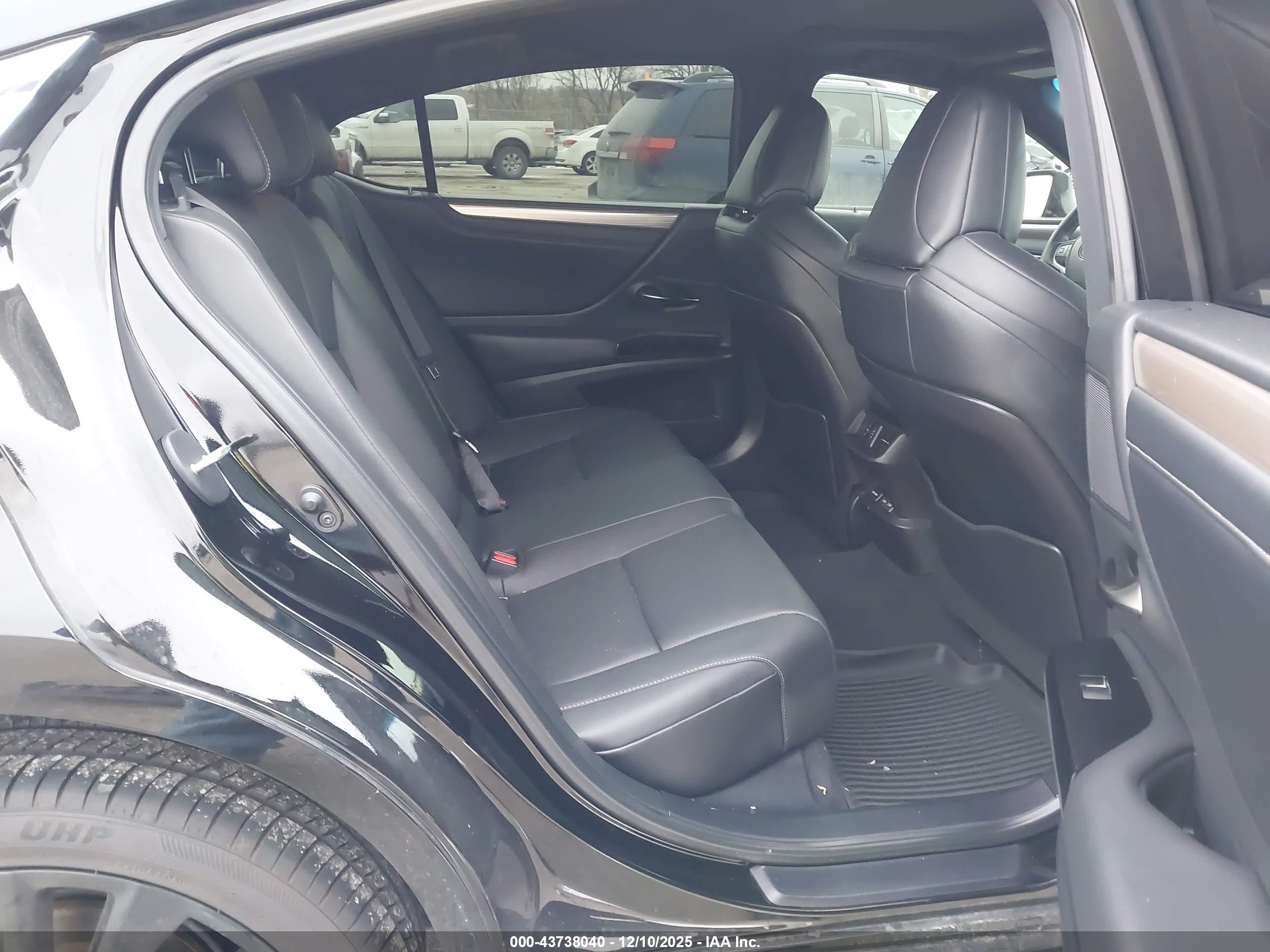 LEXUS ES image 8