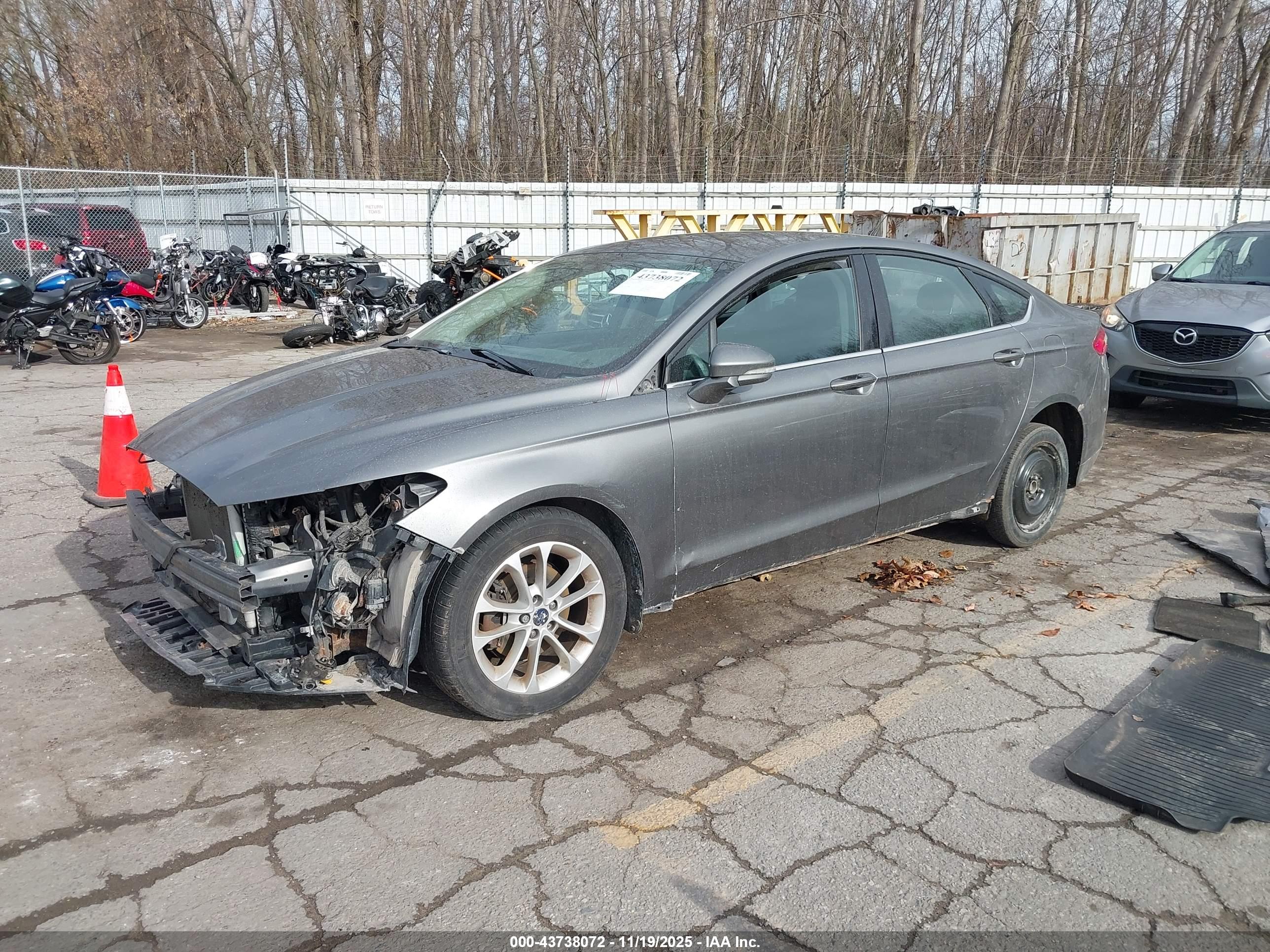 FORD FUSION image 2