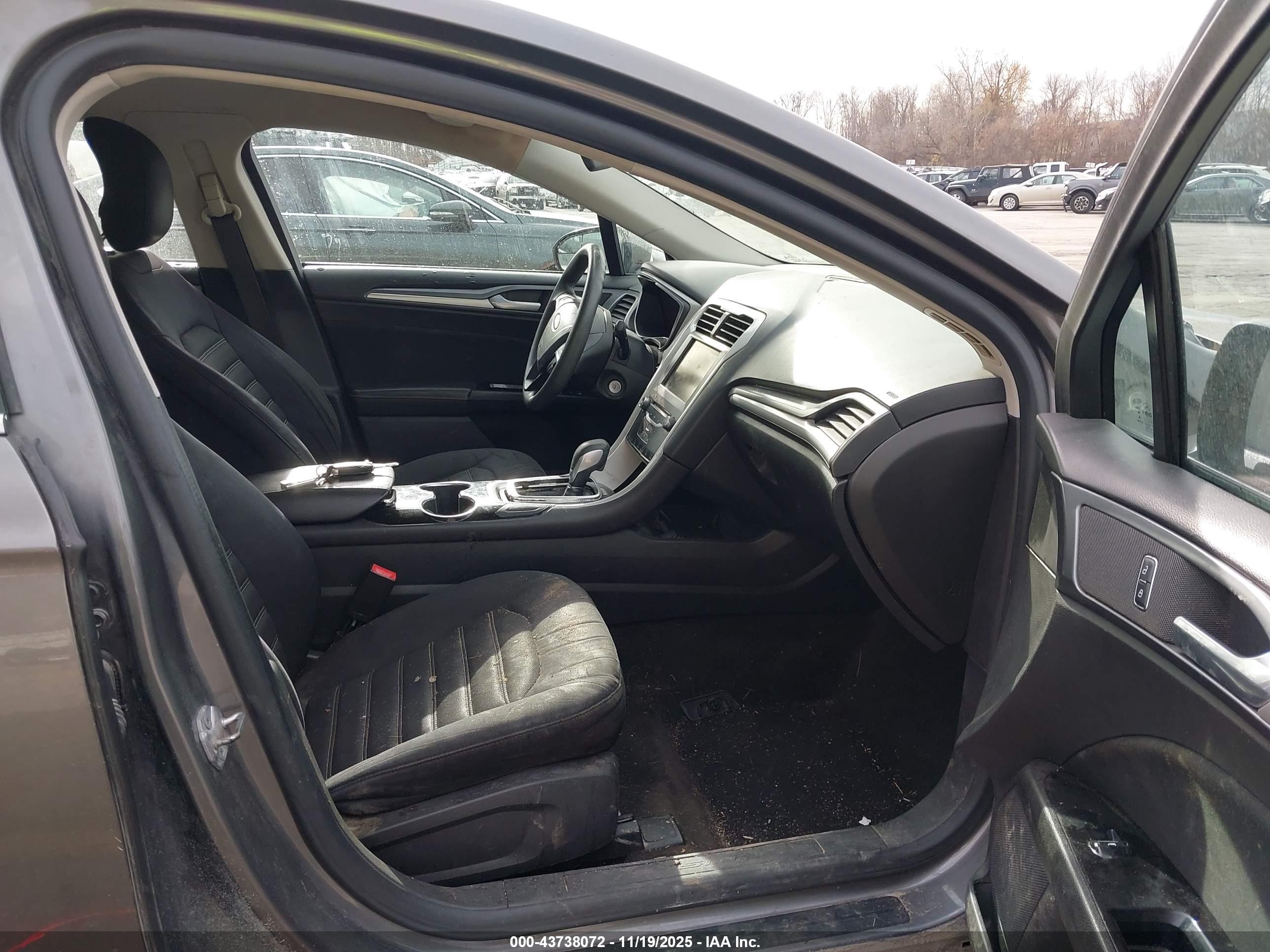 FORD FUSION image 5