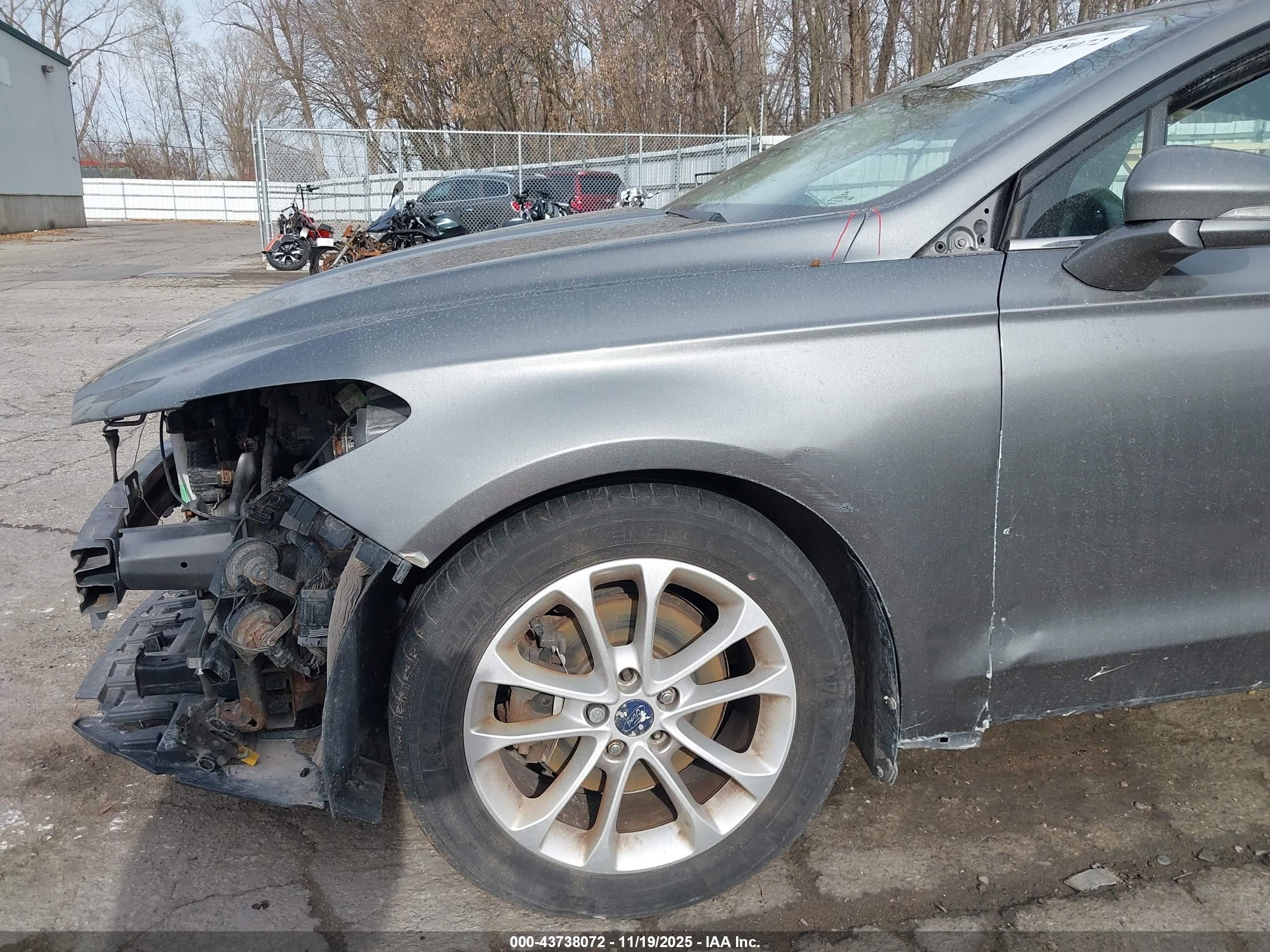 FORD FUSION image 6