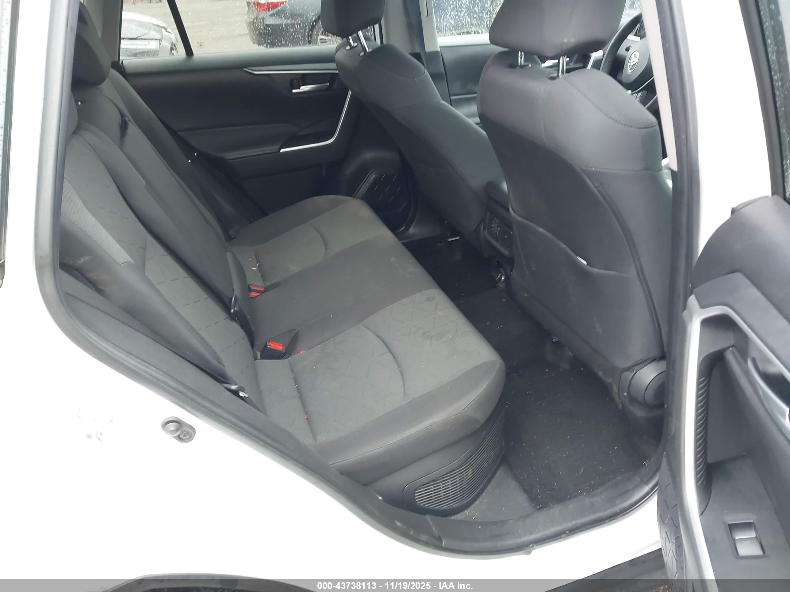 TOYOTA RAV4 image 8