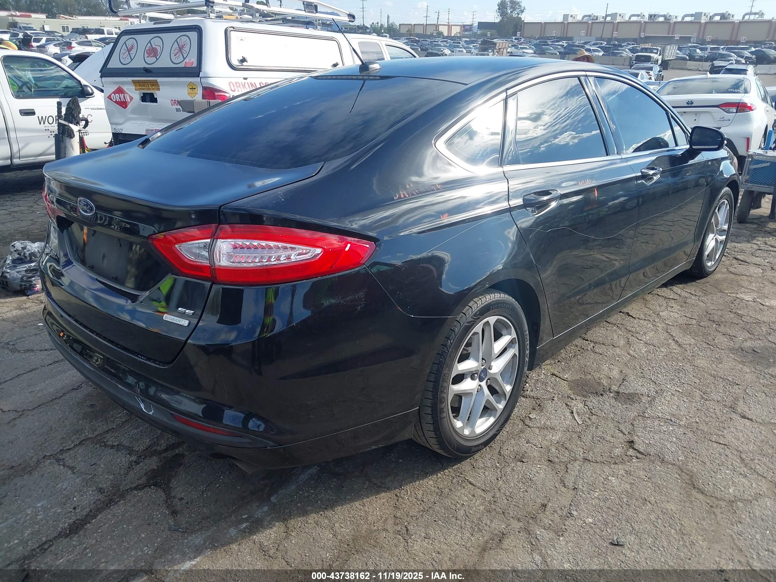 FORD FUSION image 4