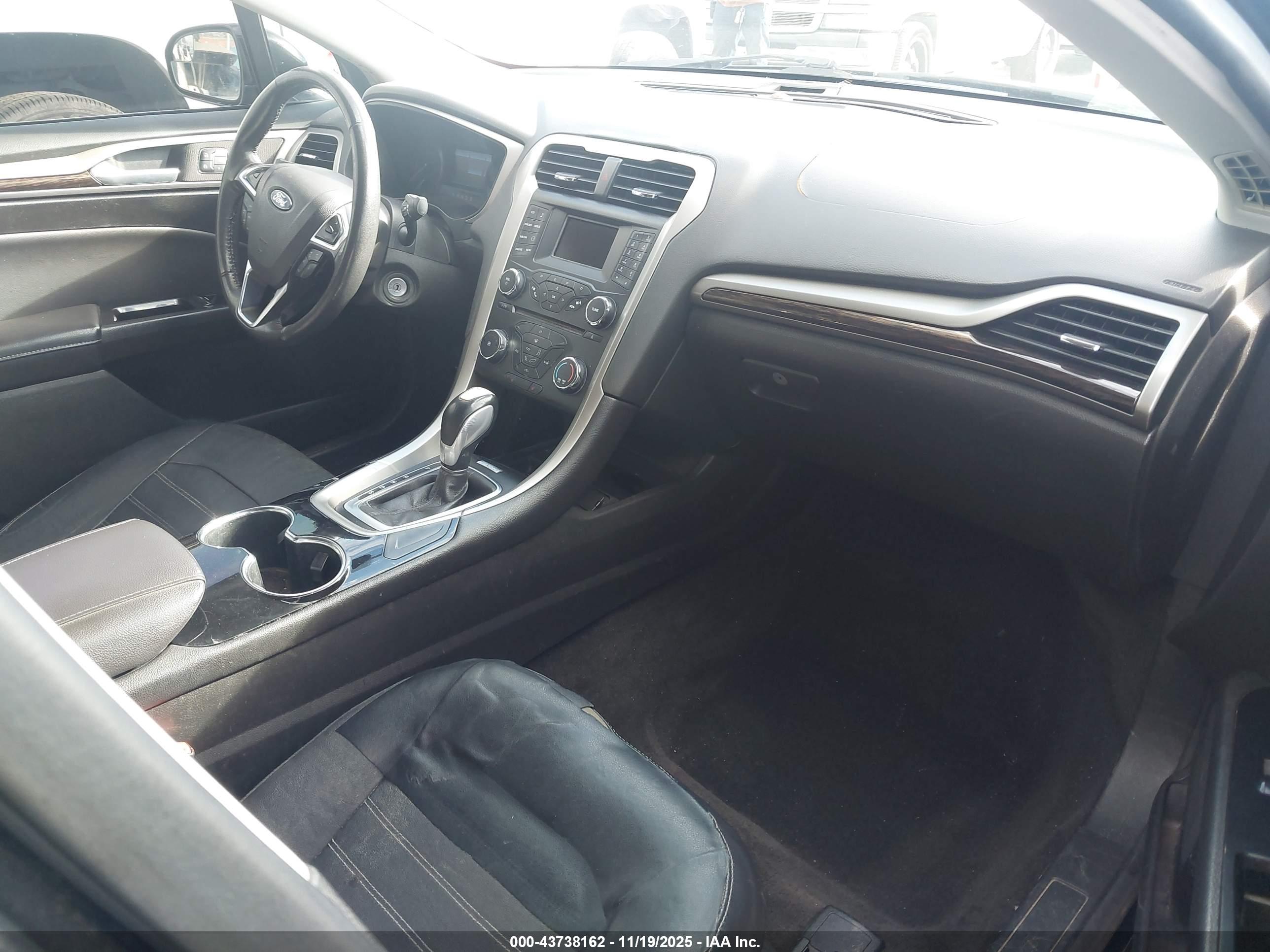 FORD FUSION image 5
