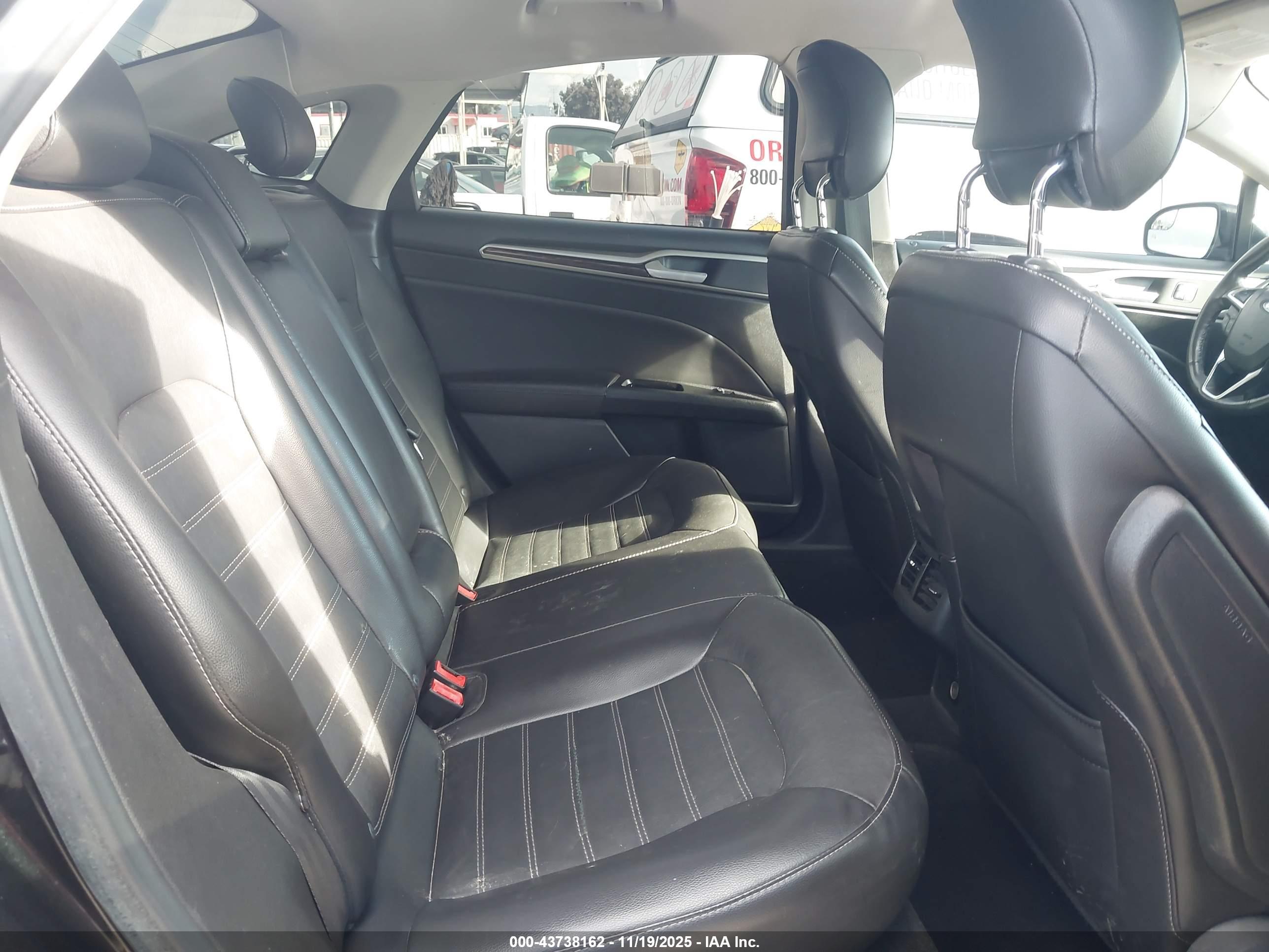 FORD FUSION image 8