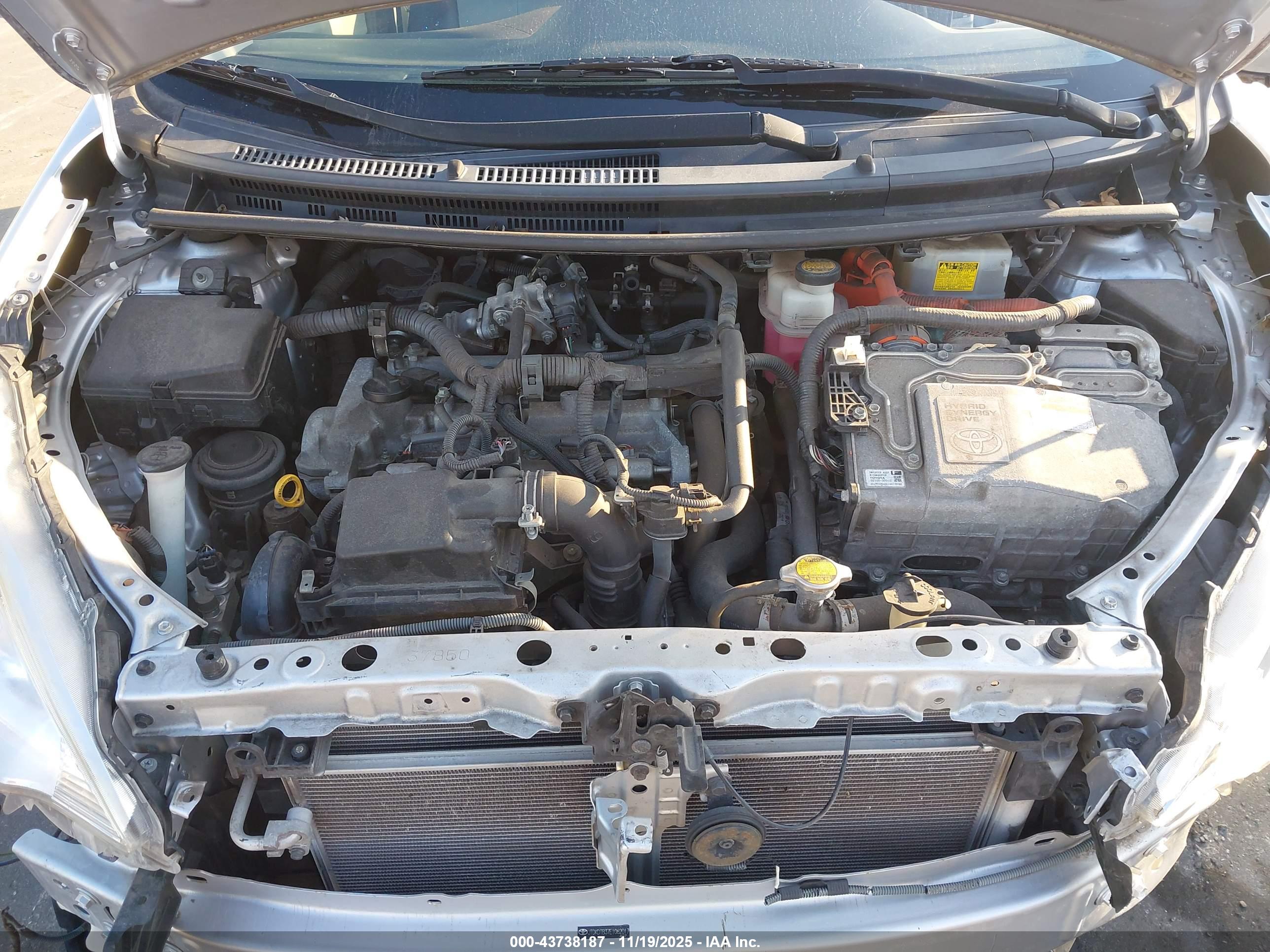TOYOTA PRIUS image 10