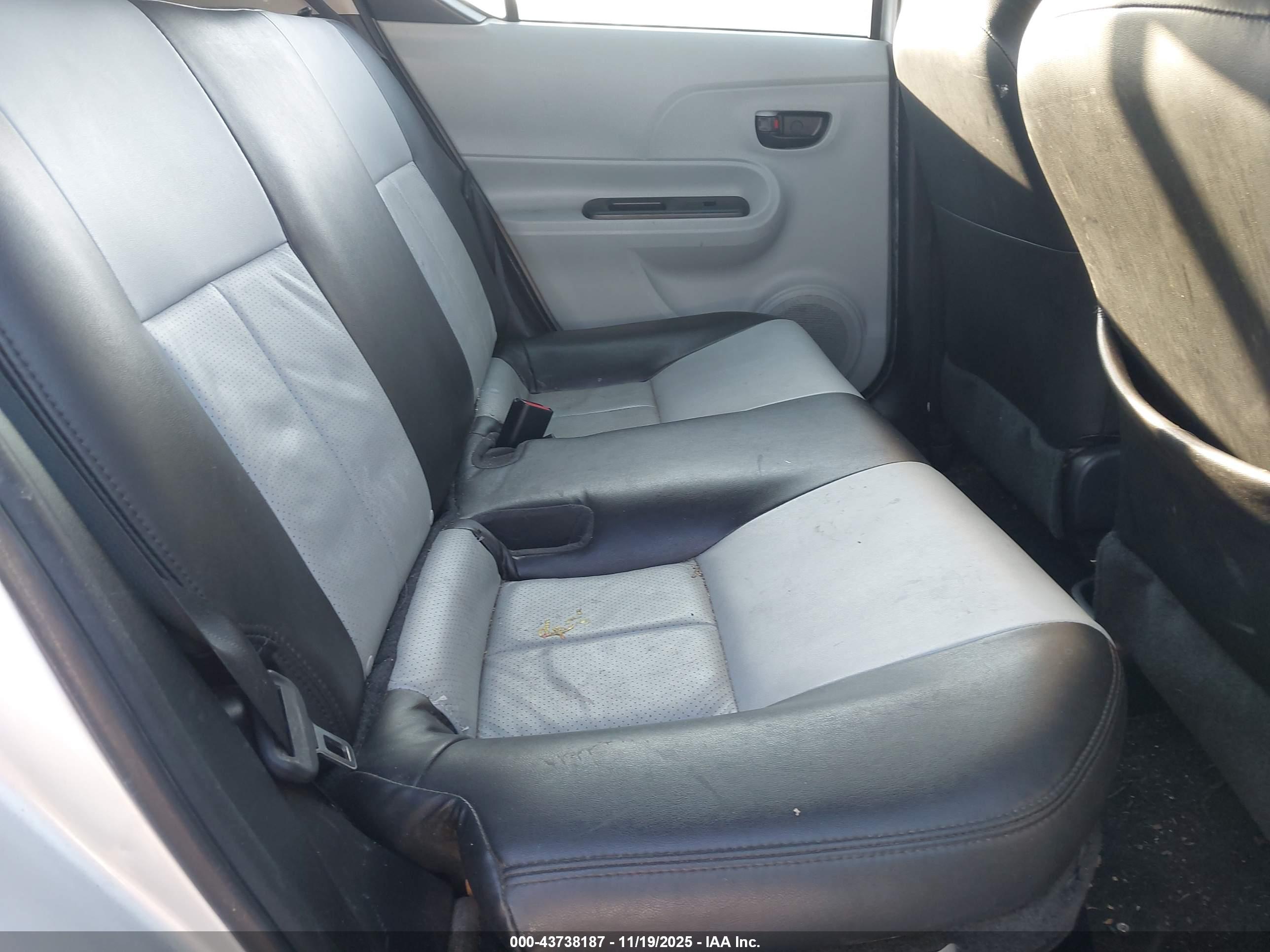 TOYOTA PRIUS image 8