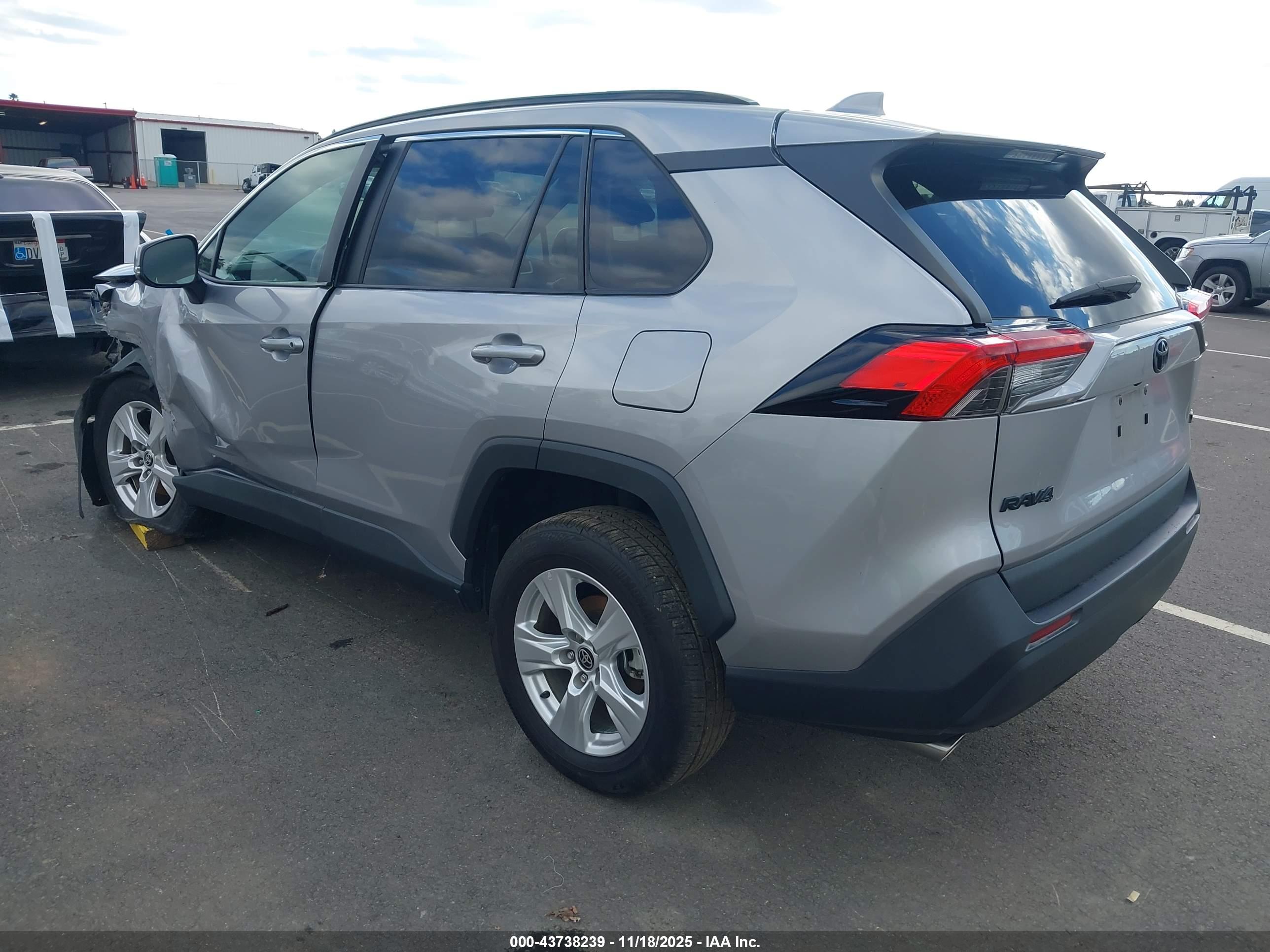 TOYOTA RAV4 image 3