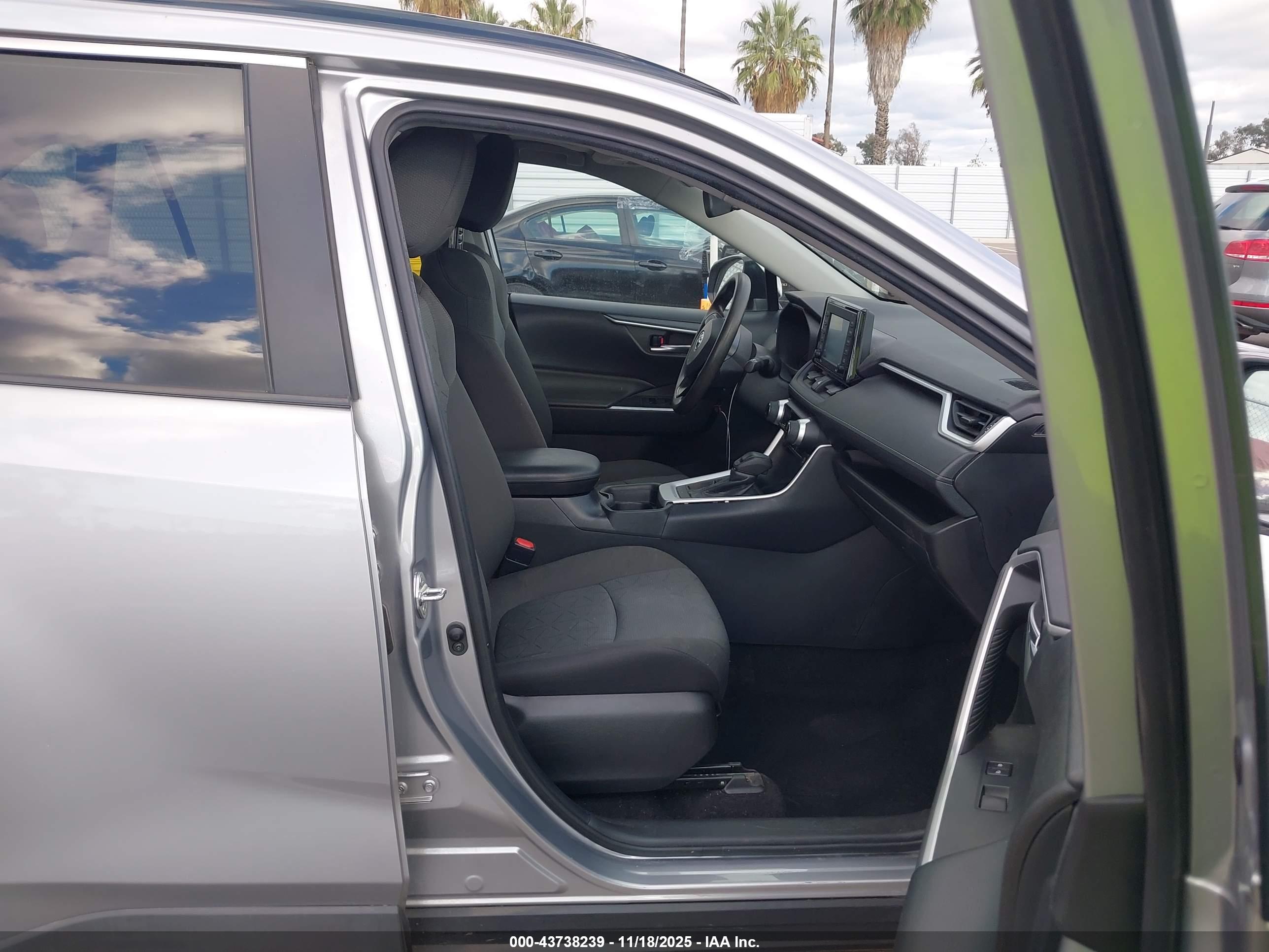 TOYOTA RAV4 image 5