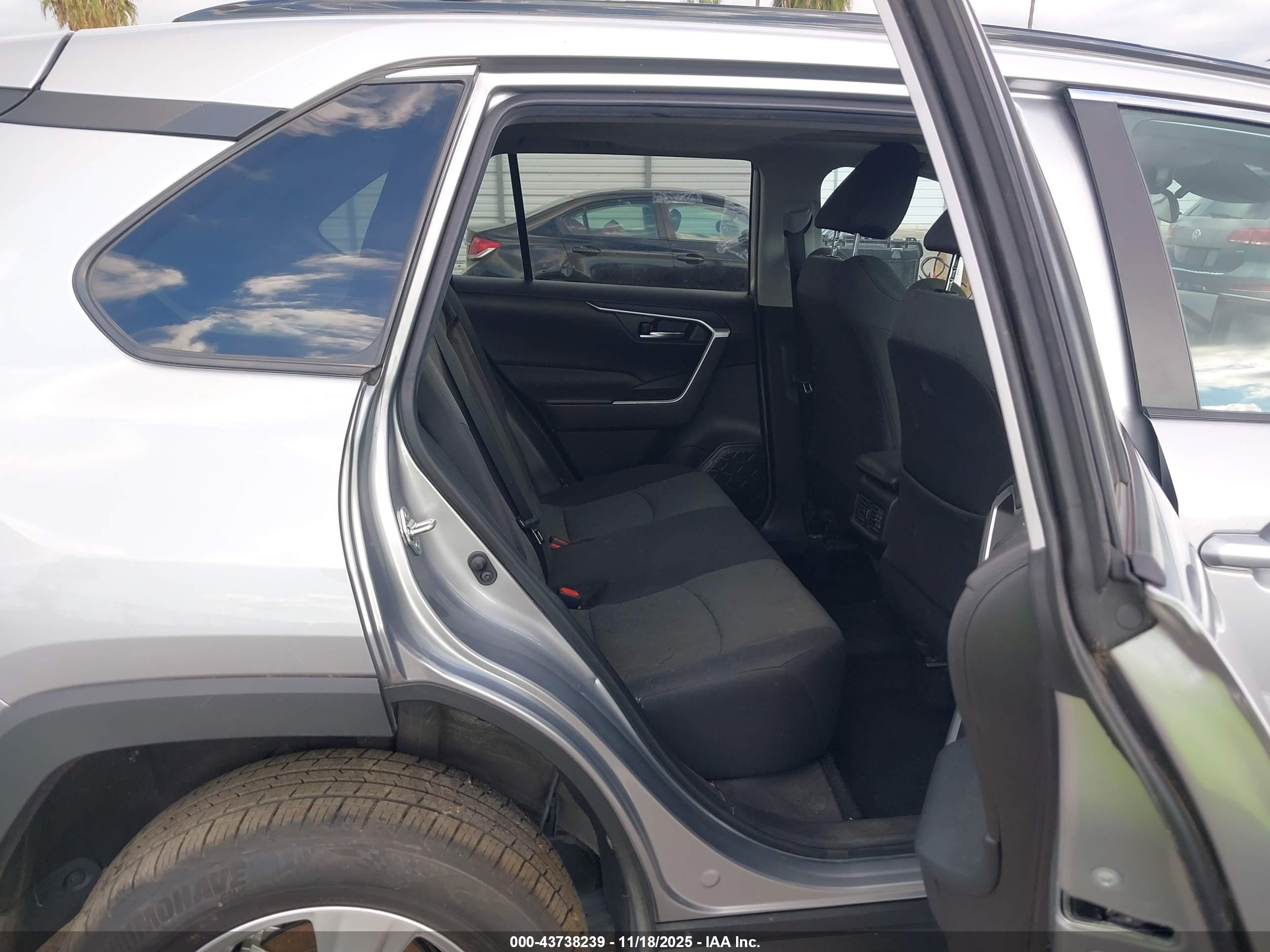 TOYOTA RAV4 image 8