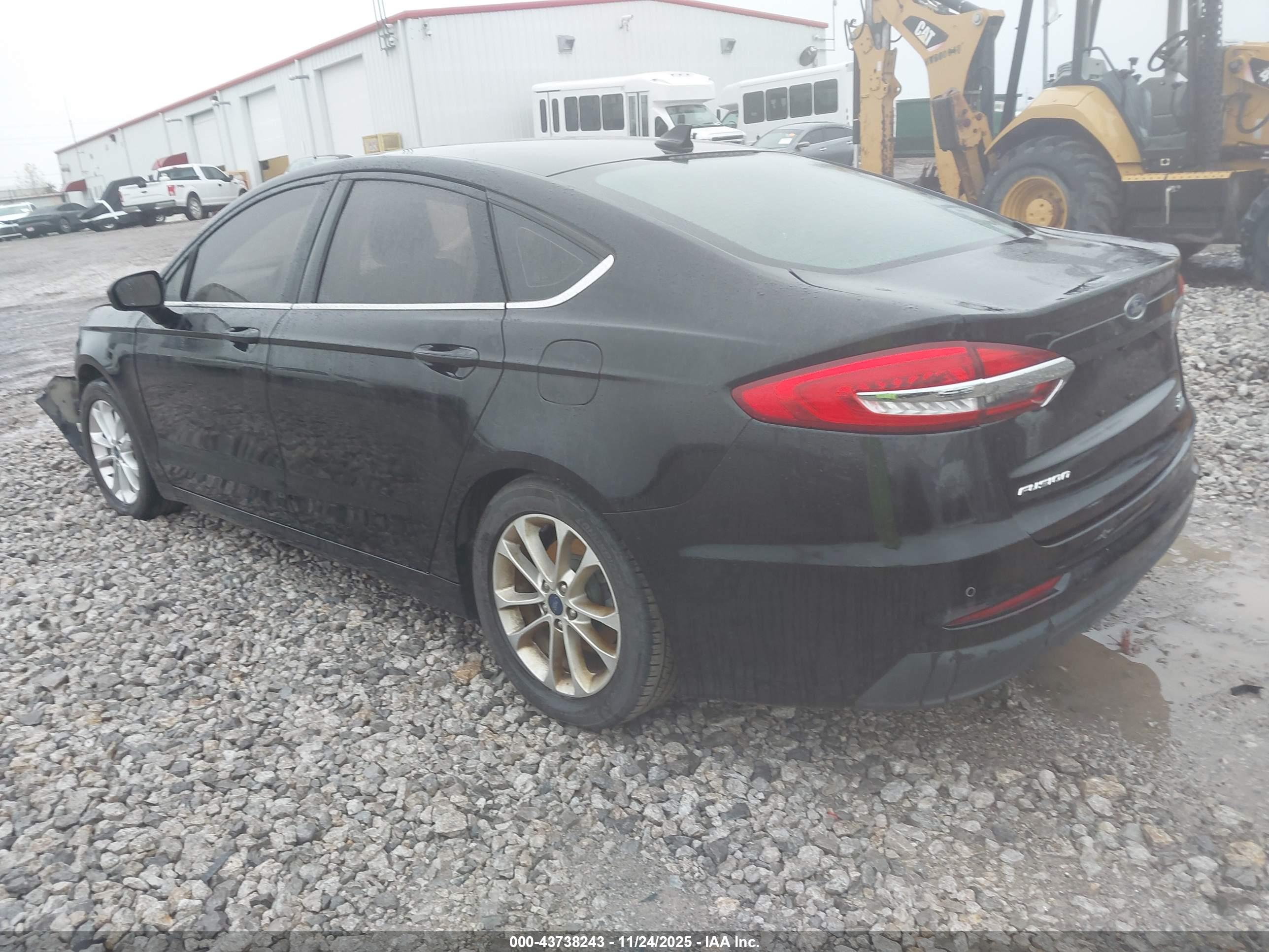 FORD FUSION image 3